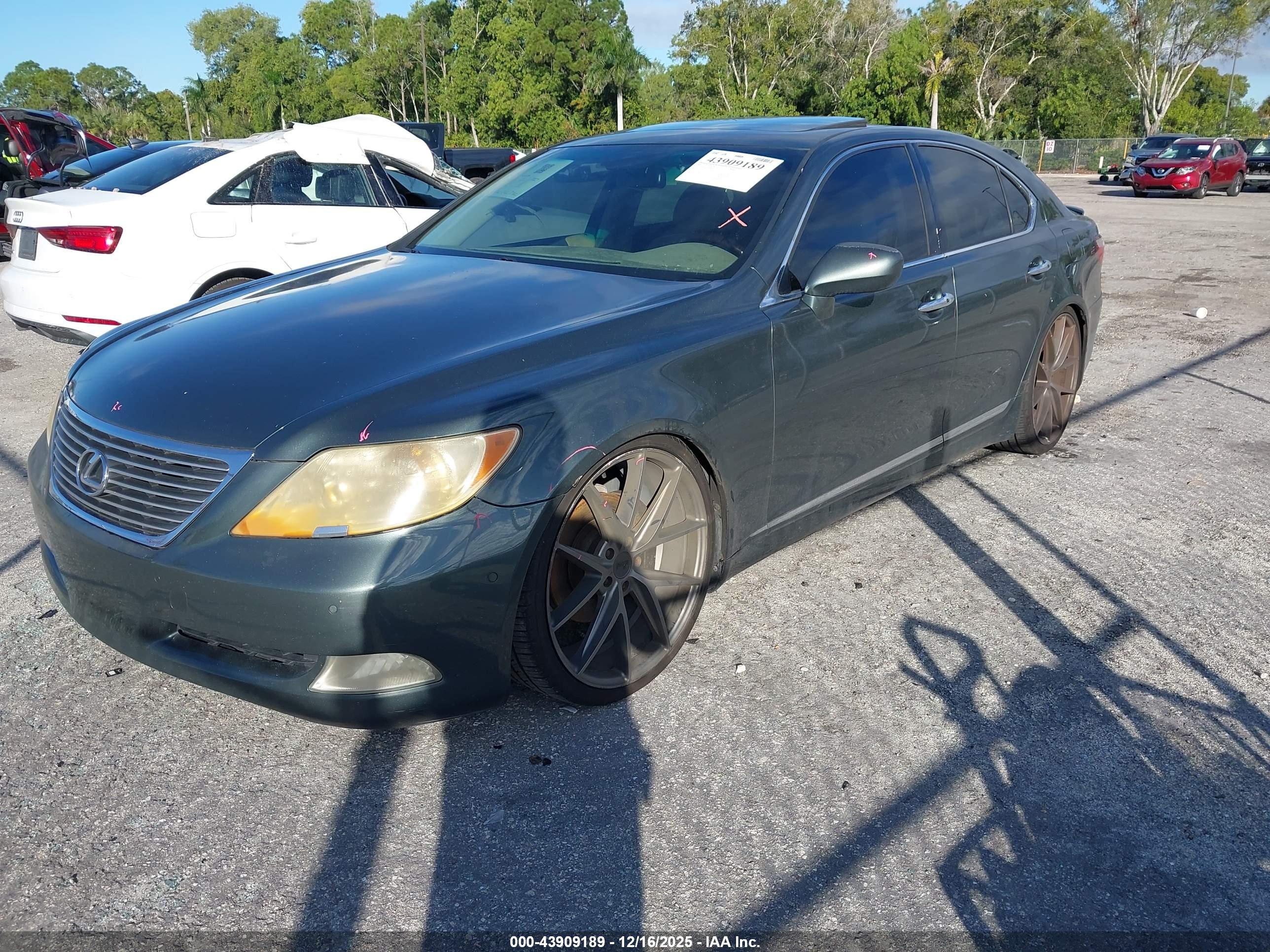 LEXUS LS image 2
