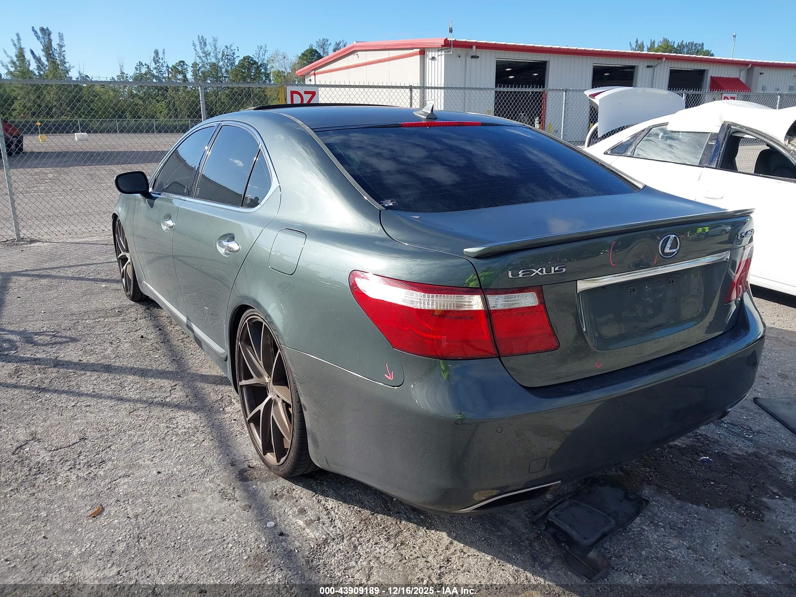 LEXUS LS image 3