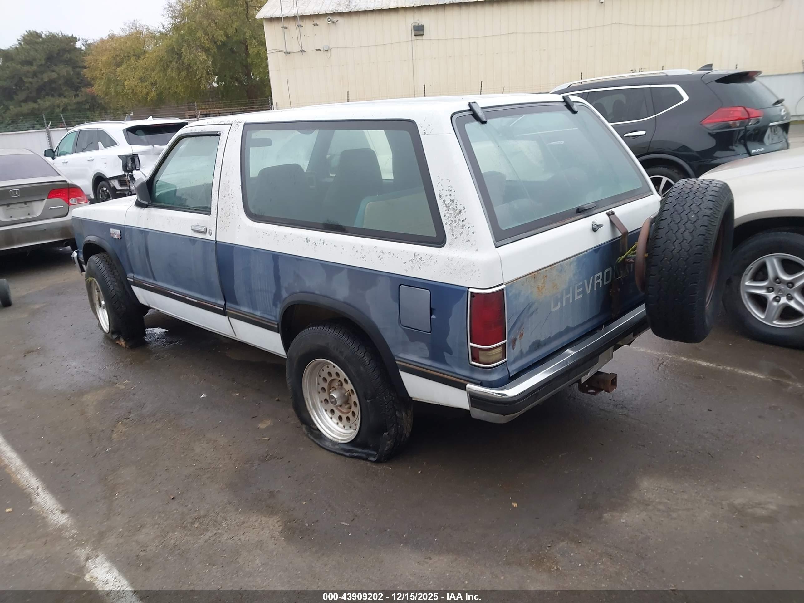 CHEVROLET BLAZER image 3