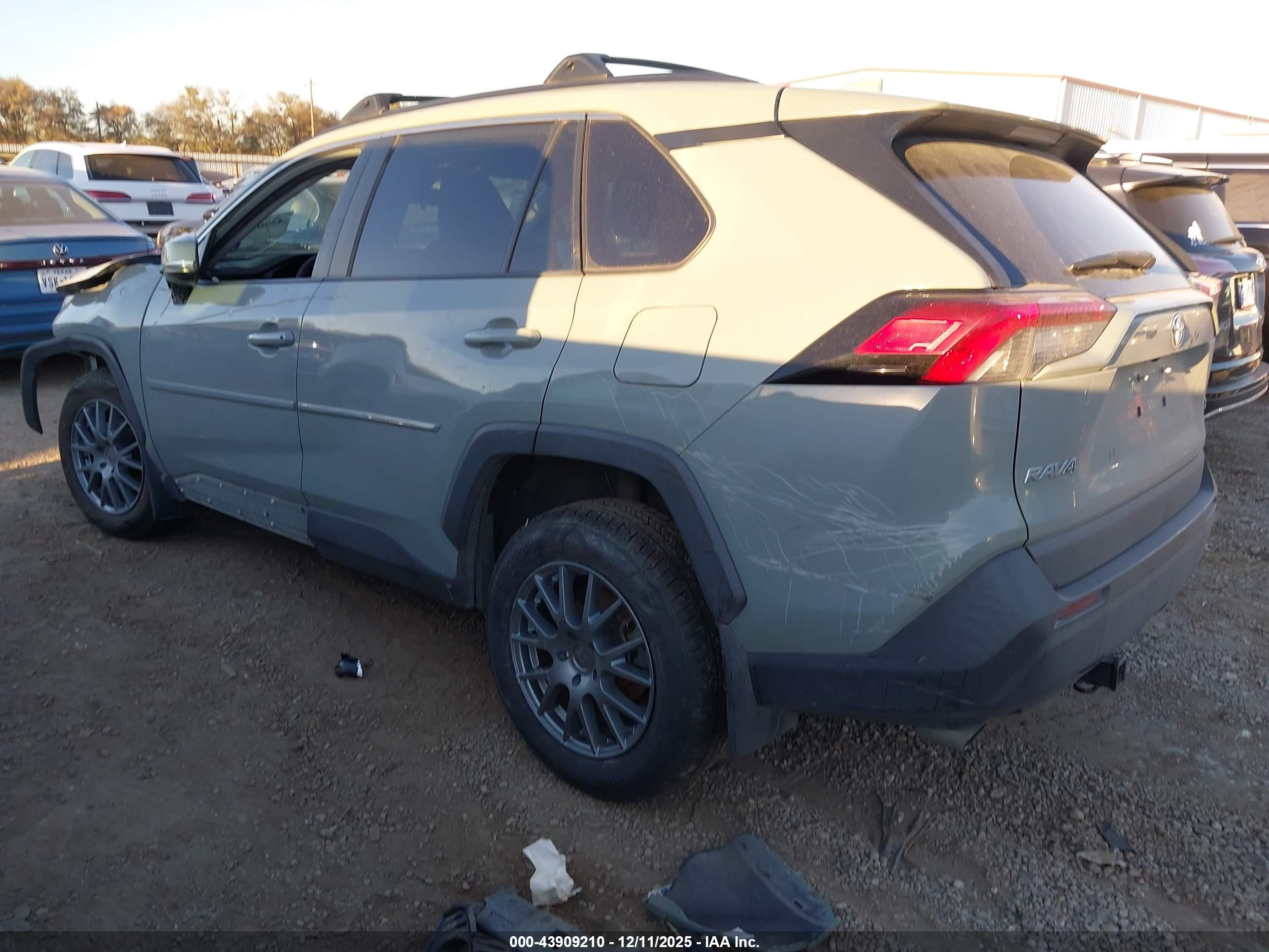 TOYOTA RAV4 image 3