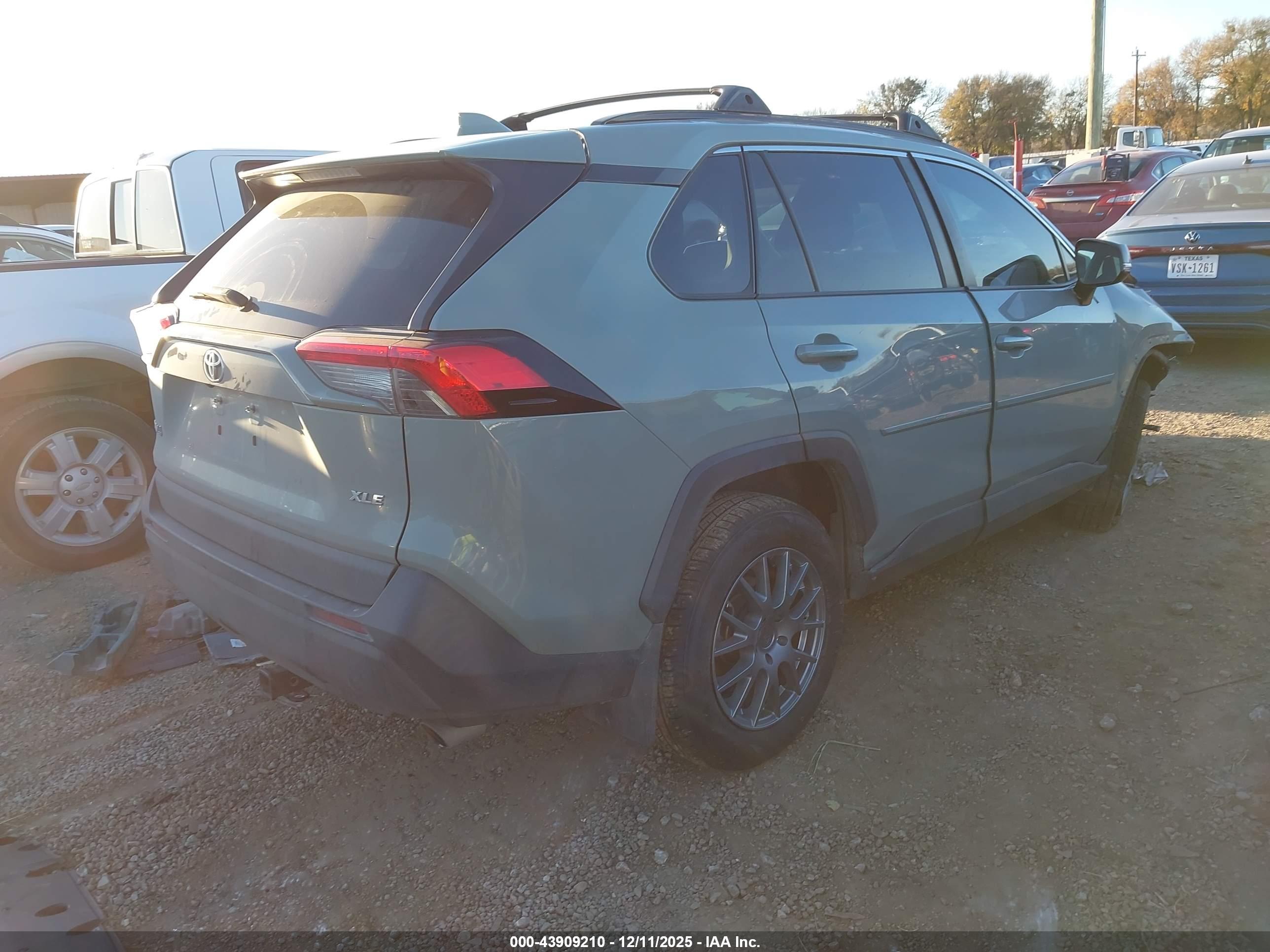 TOYOTA RAV4 image 4