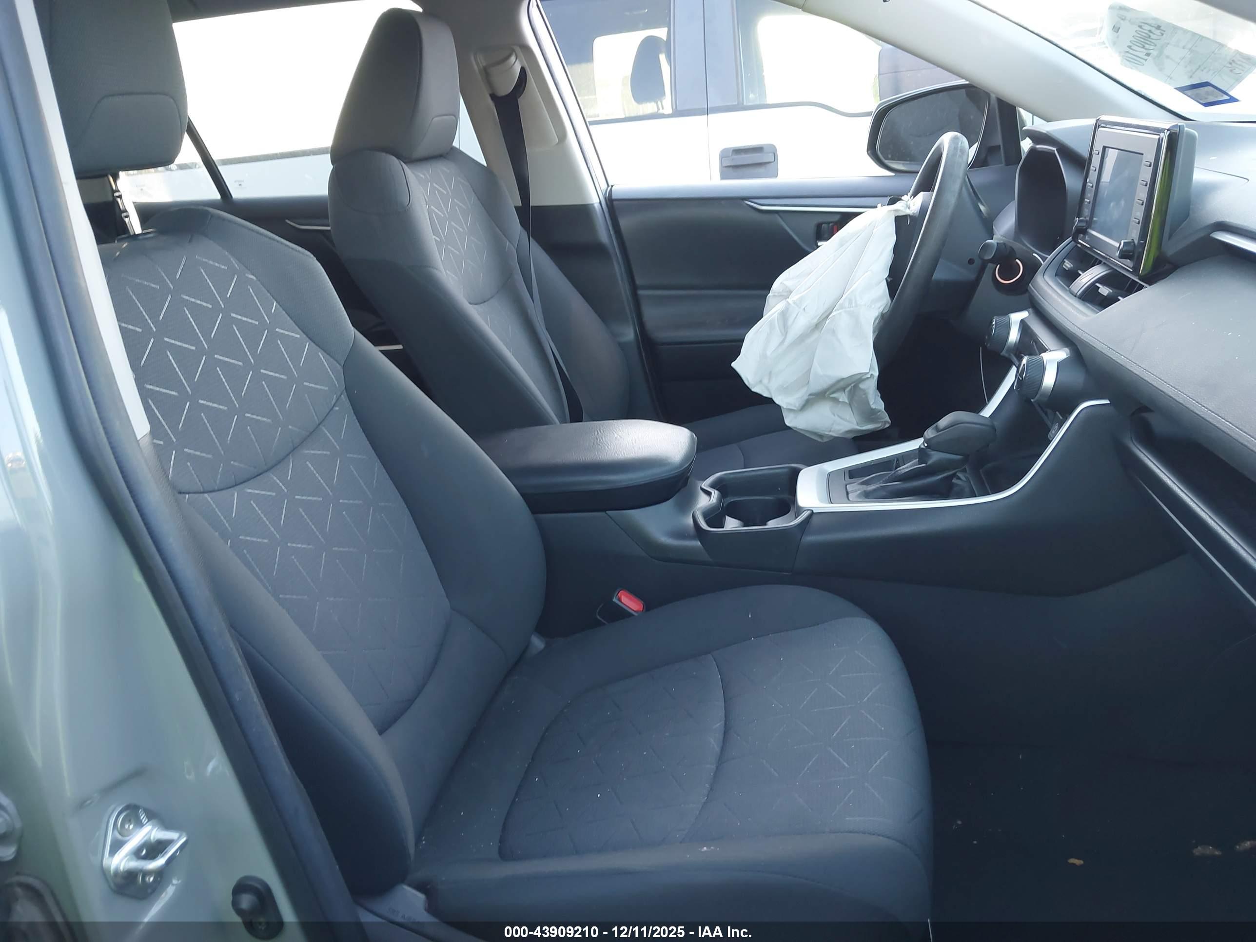TOYOTA RAV4 image 5
