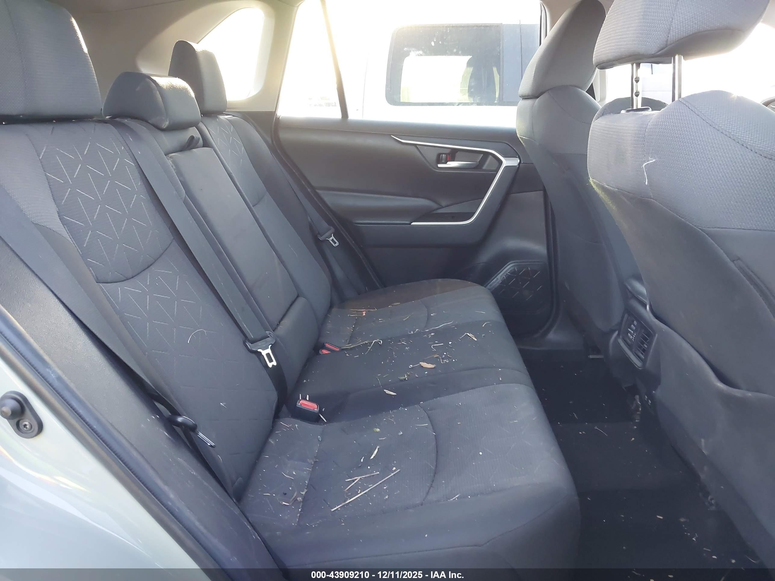 TOYOTA RAV4 image 8