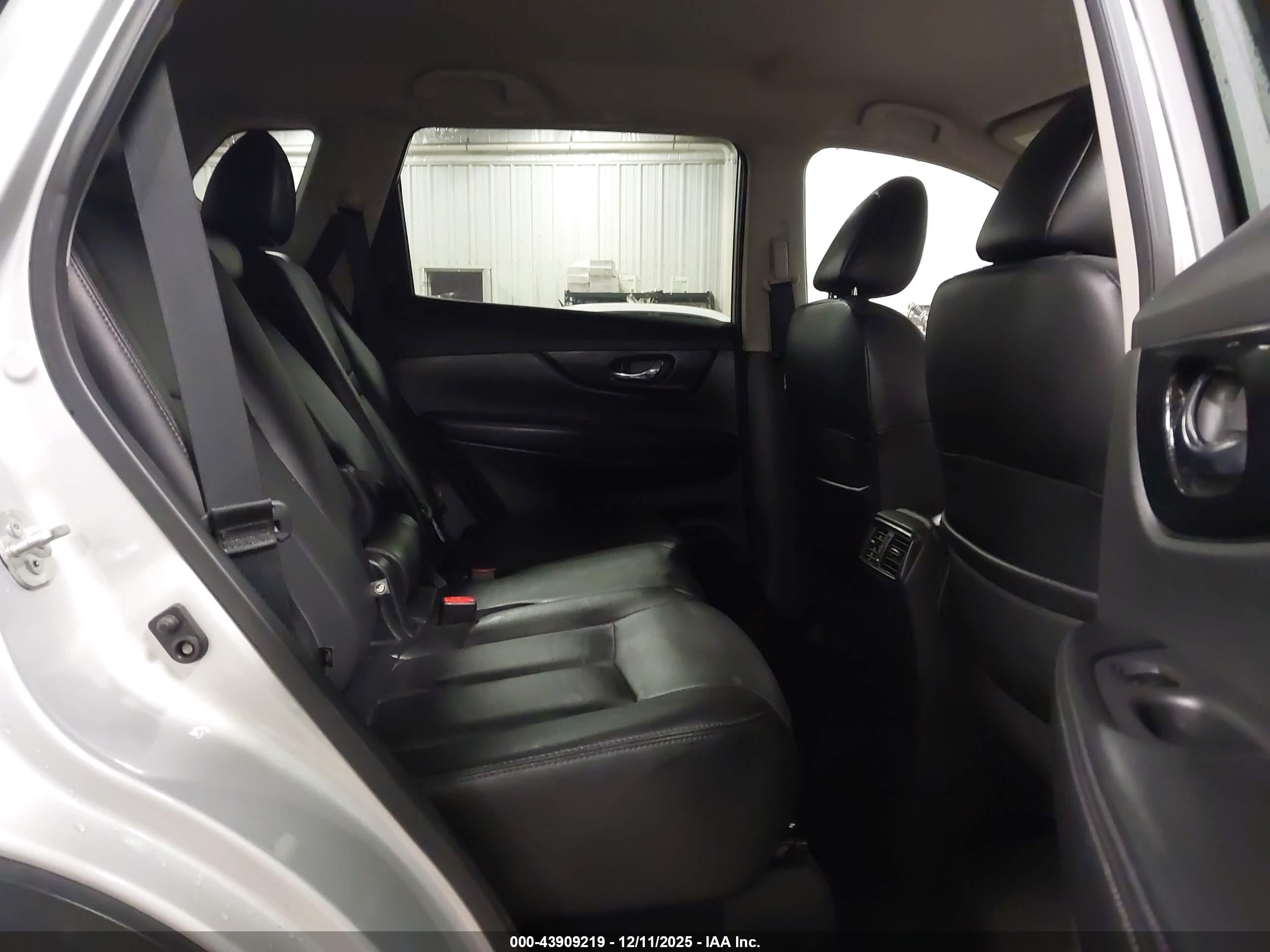 NISSAN ROGUE image 8