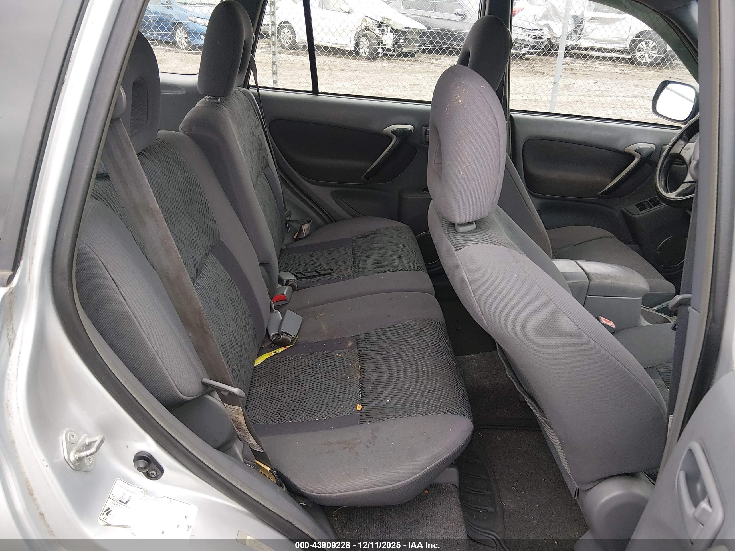 TOYOTA RAV4 image 8