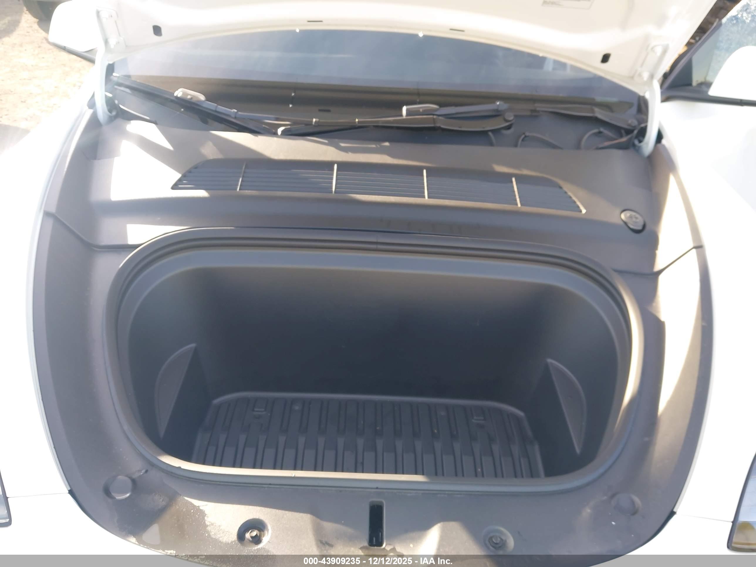 TESLA MODEL image 10