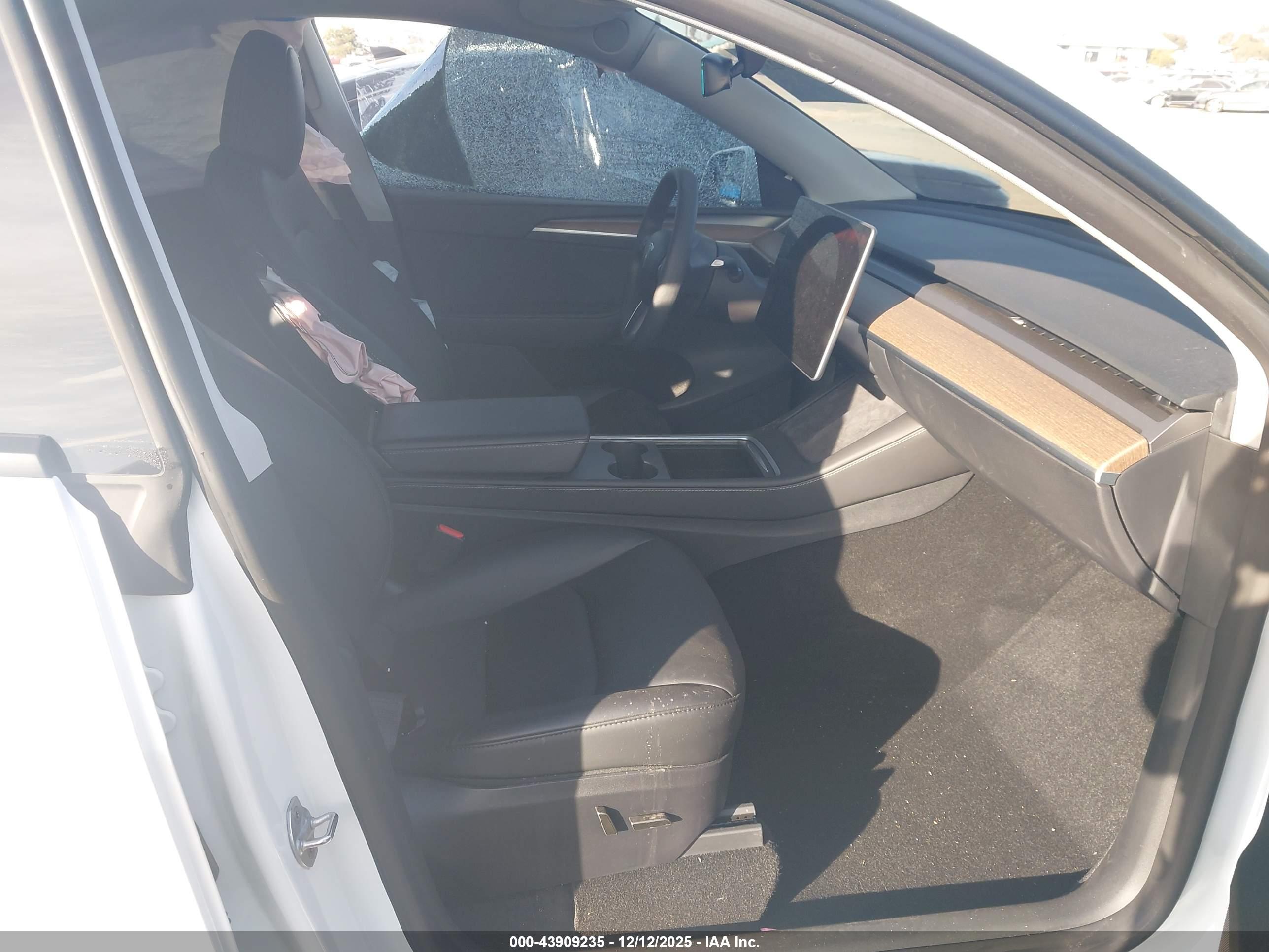 TESLA MODEL image 5
