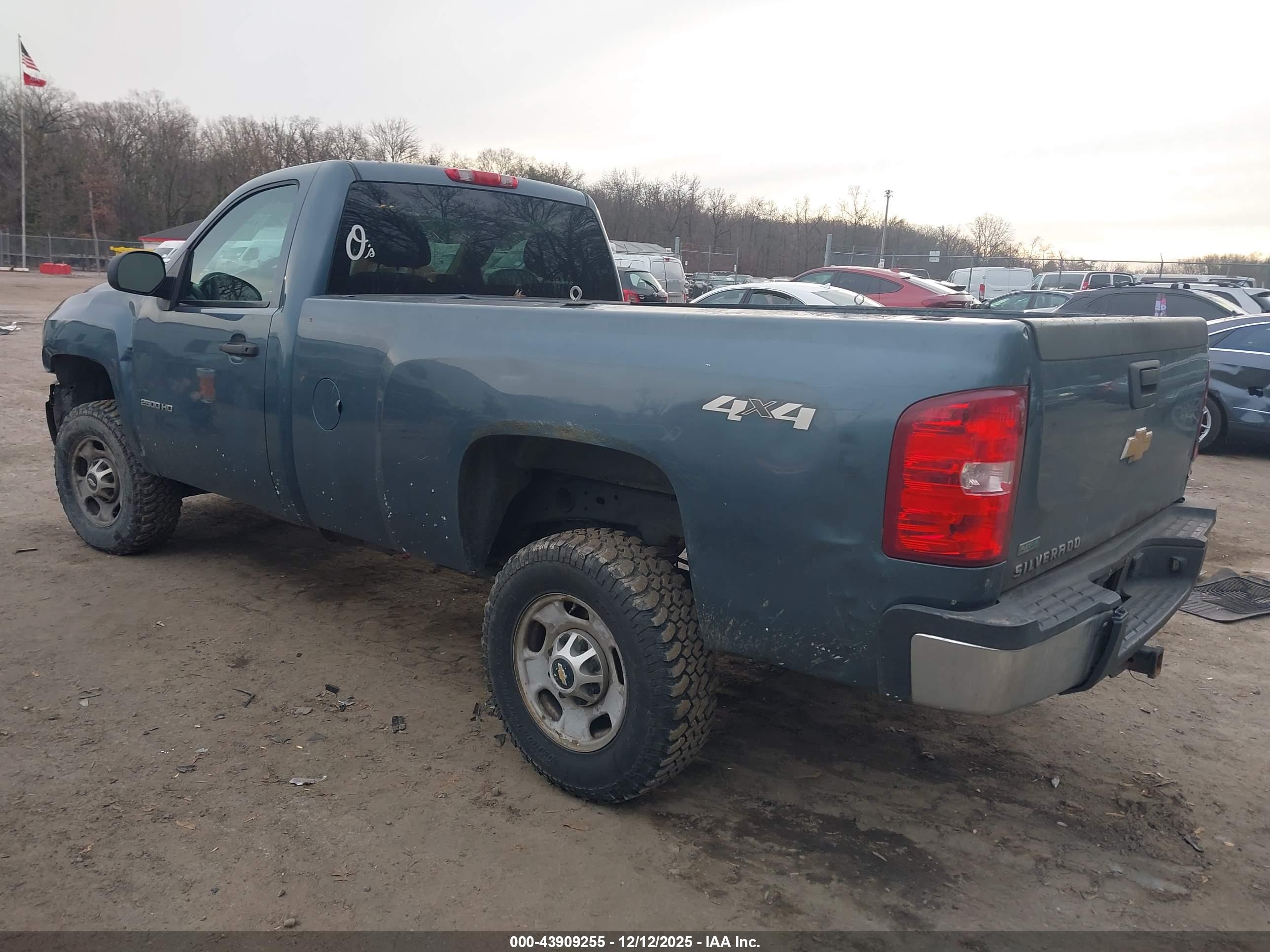CHEVROLET SILVERADO image 3