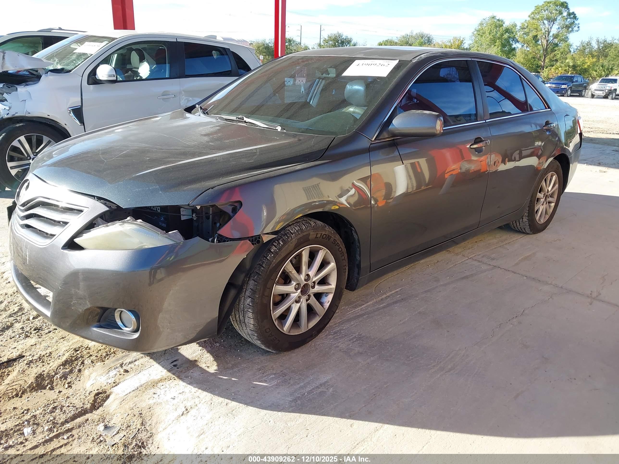 TOYOTA CAMRY image 2