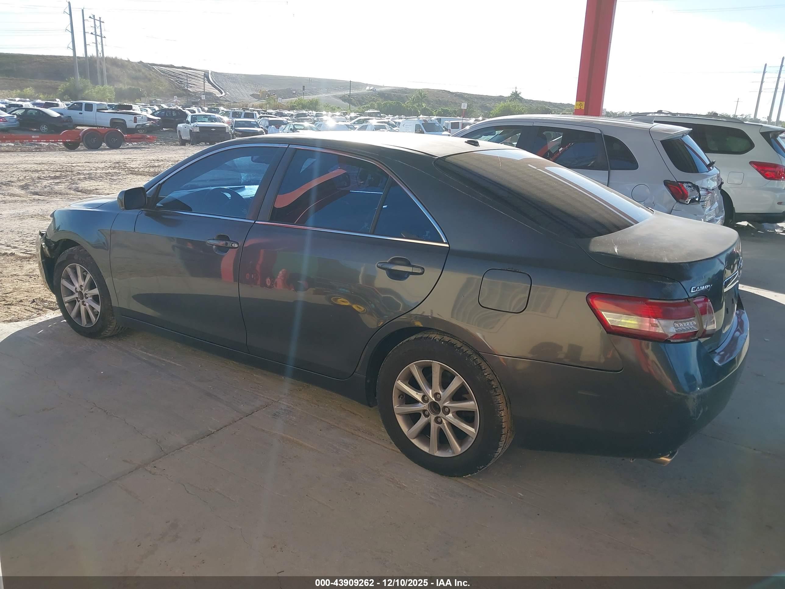 TOYOTA CAMRY image 3