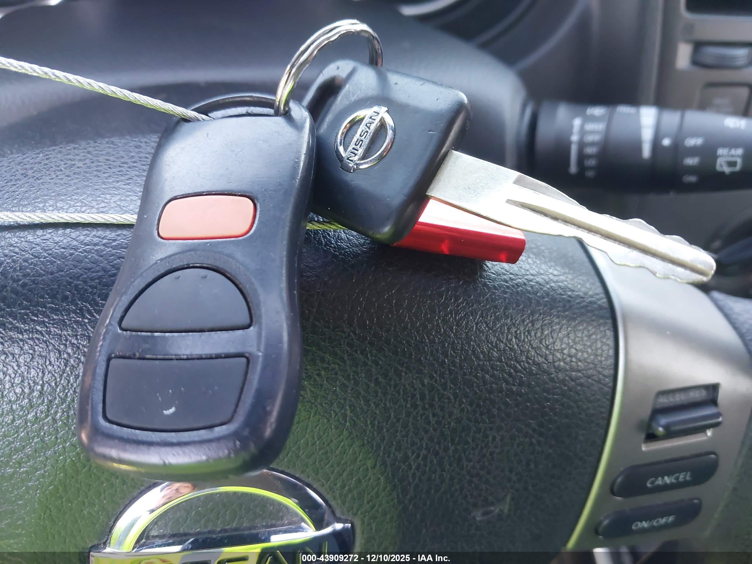 NISSAN VERSA image 11