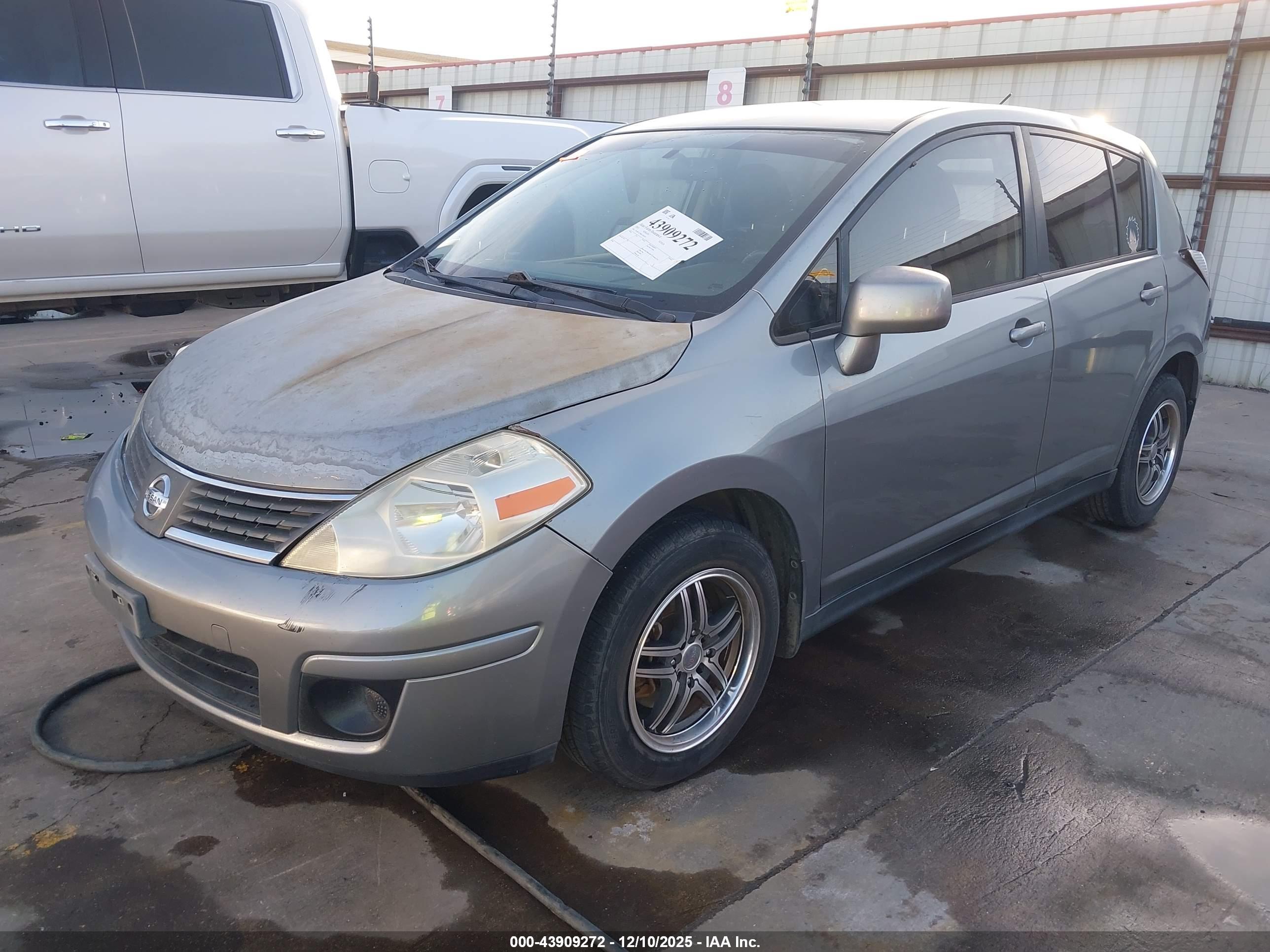 NISSAN VERSA image 2
