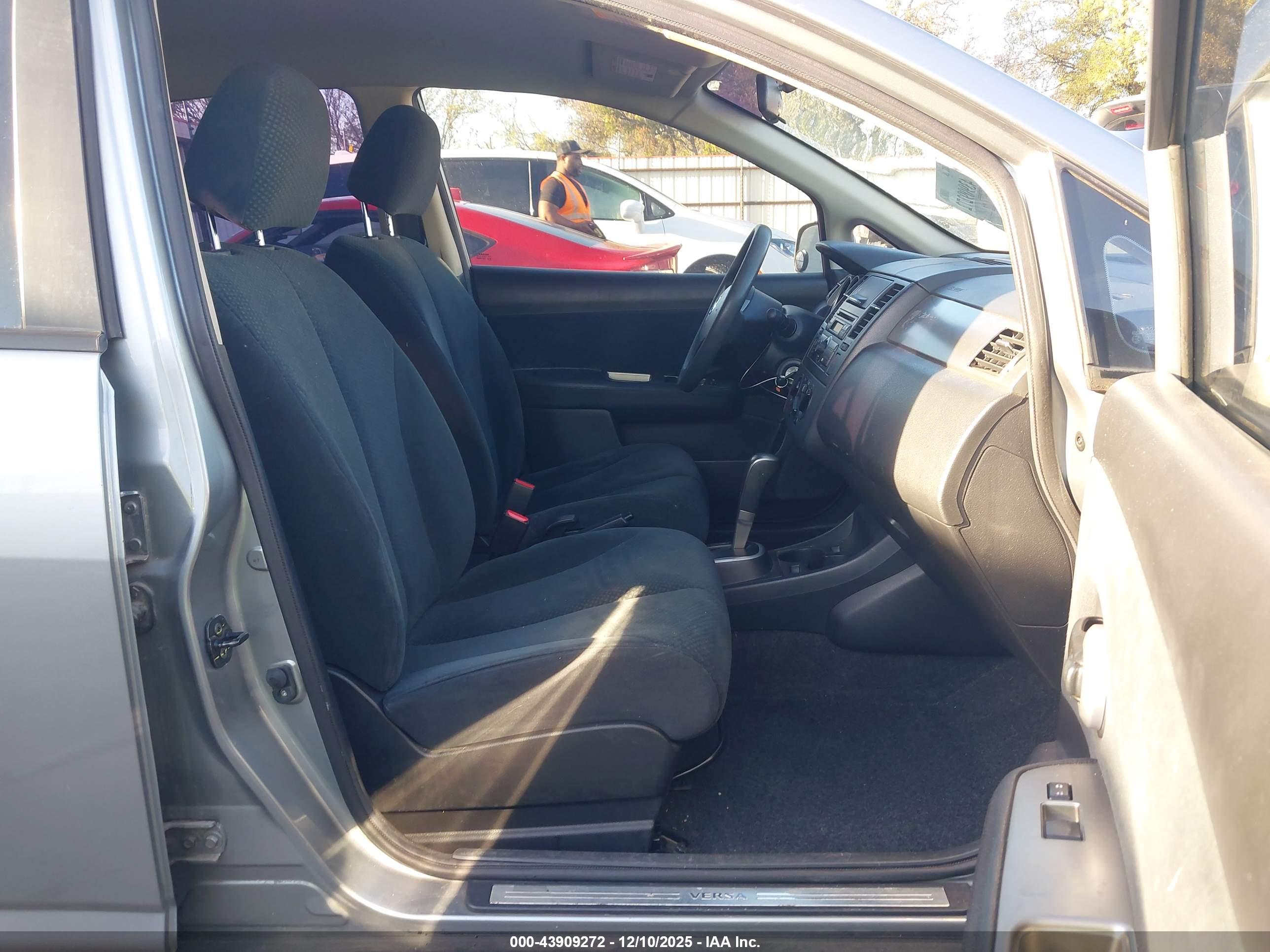 NISSAN VERSA image 5