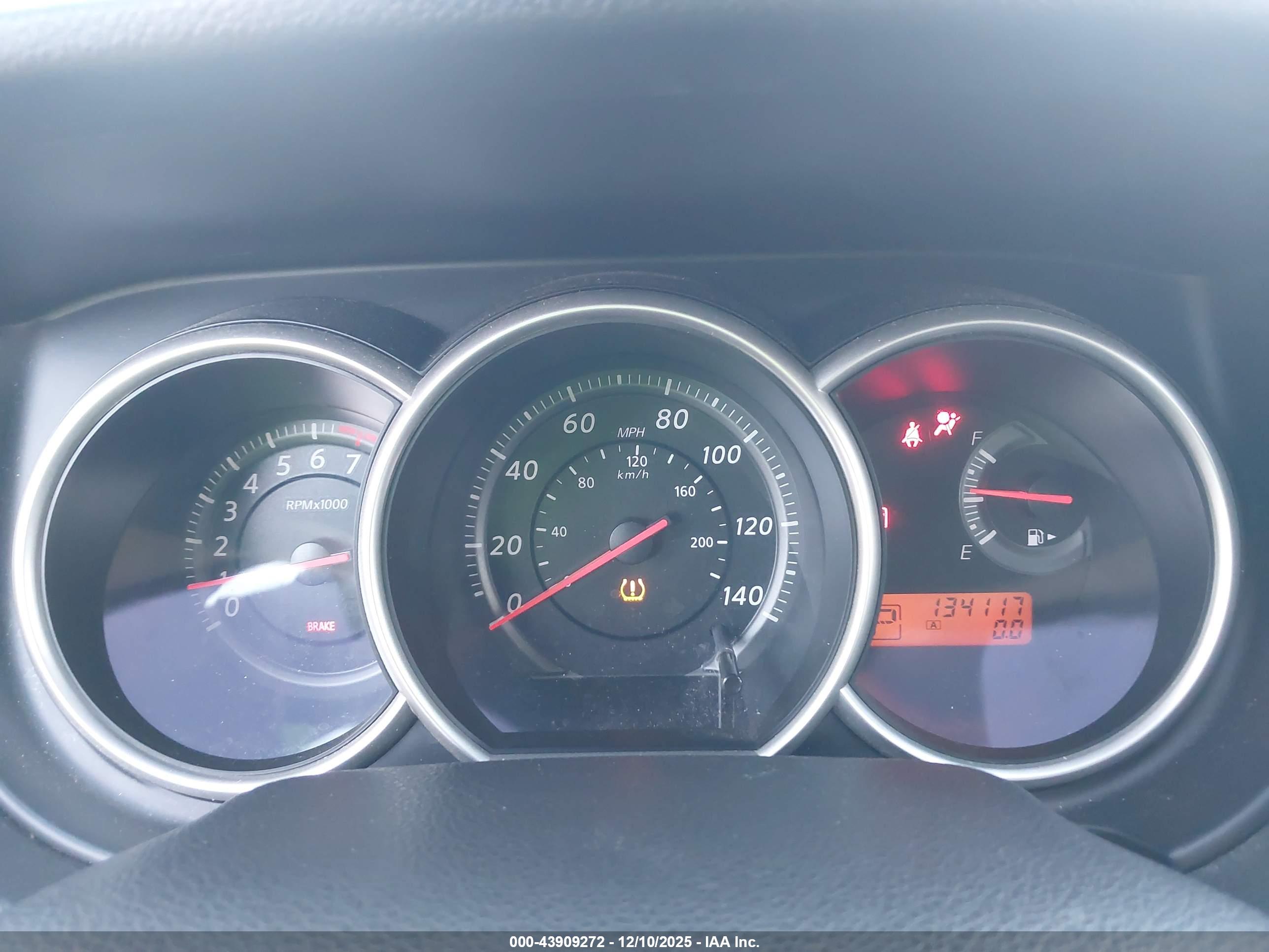 NISSAN VERSA image 7
