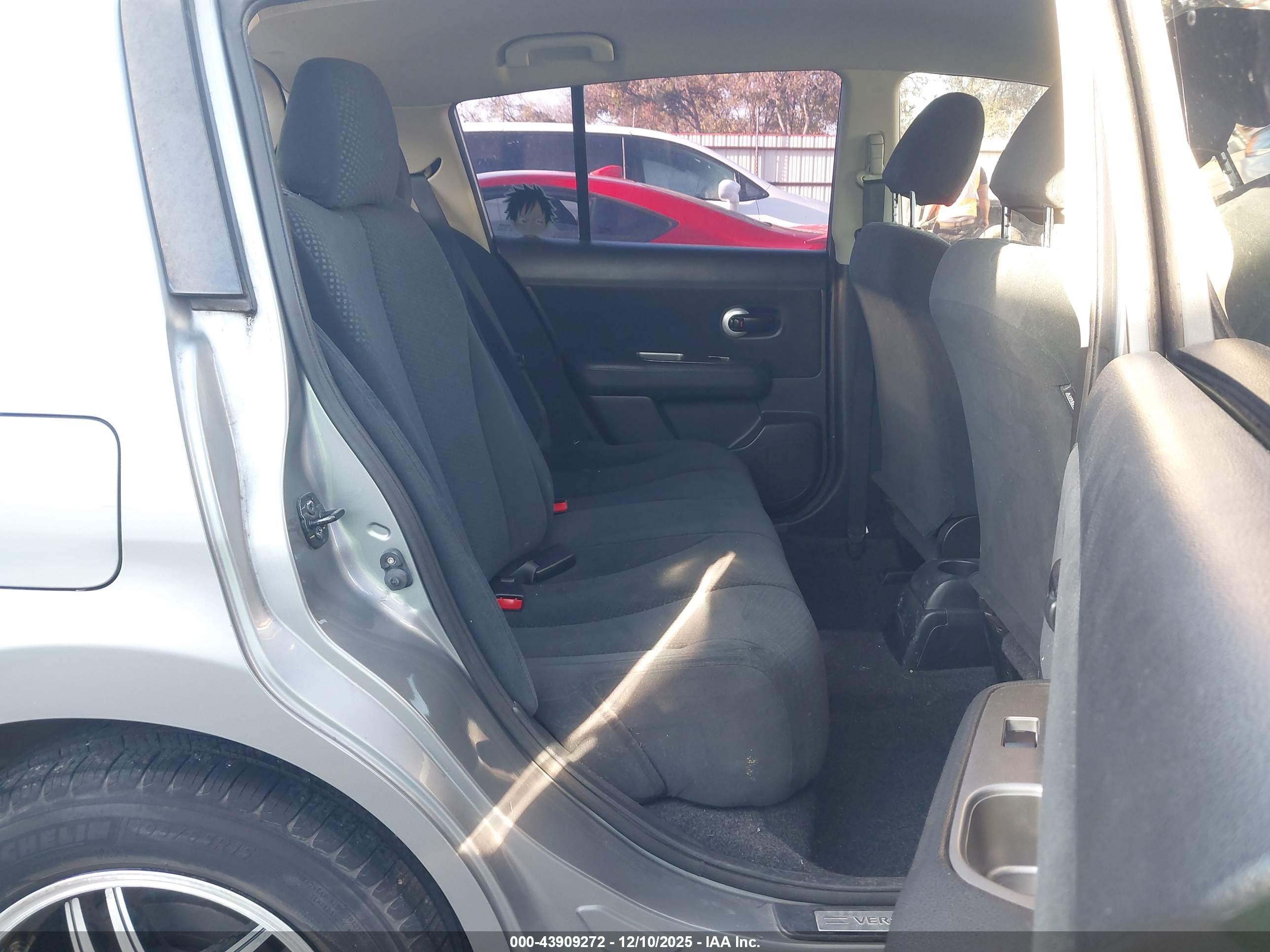 NISSAN VERSA image 8