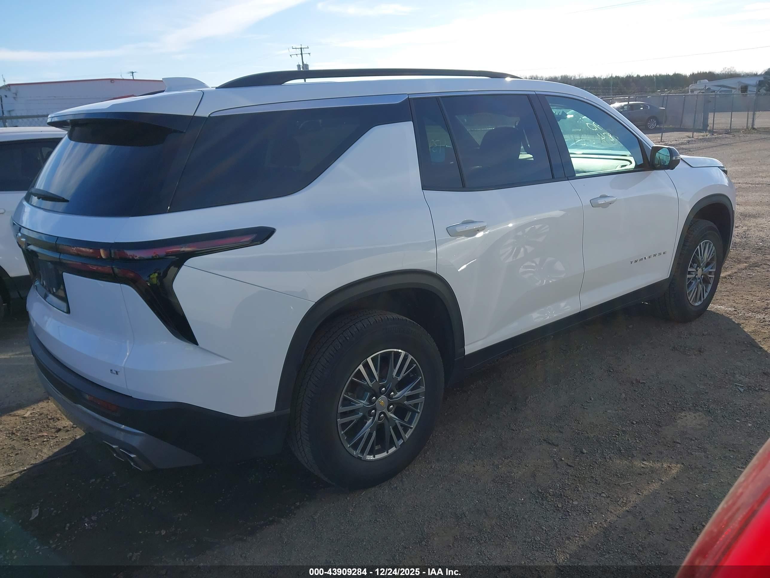 CHEVROLET TRAVERSE image 4