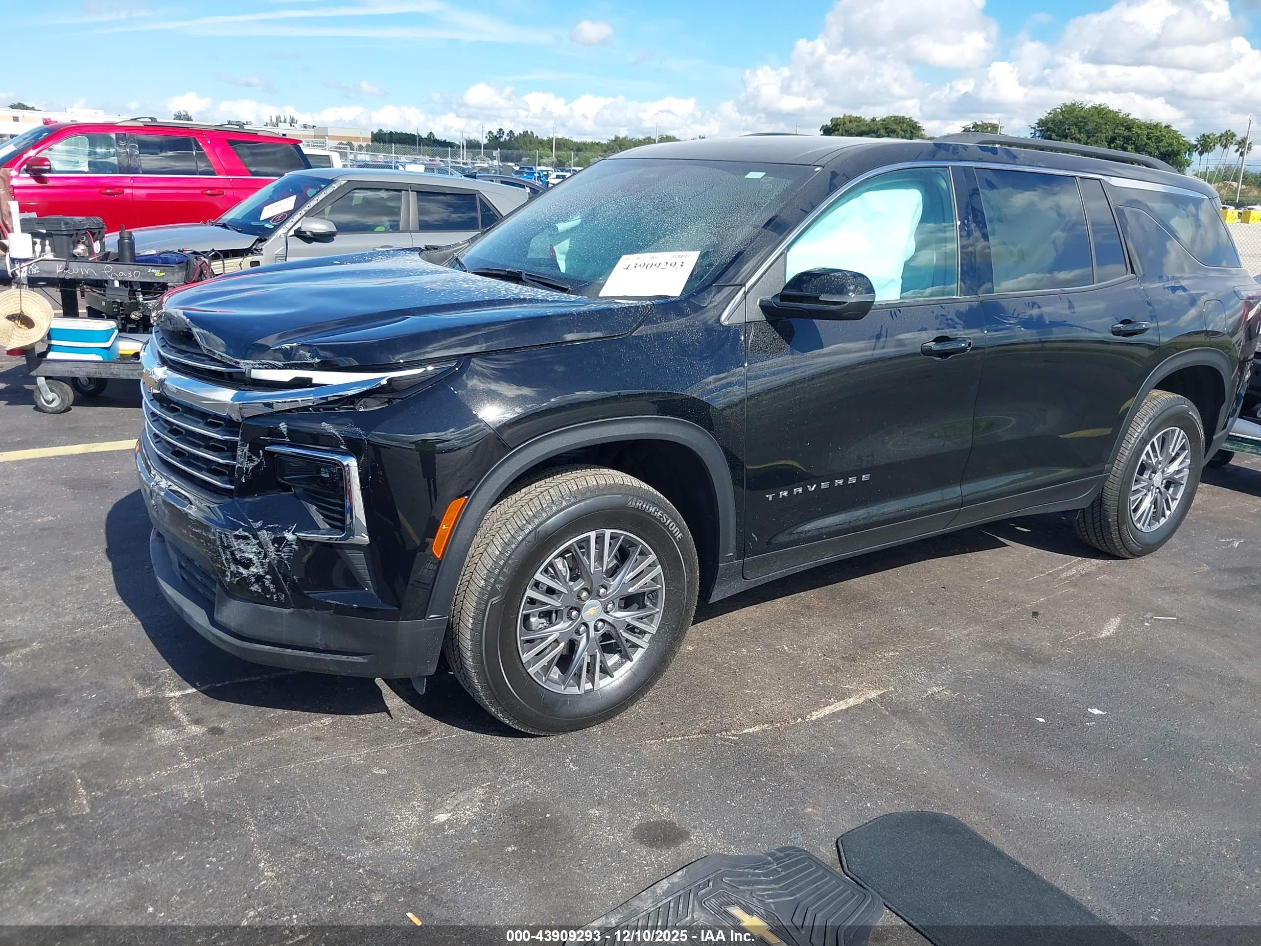 CHEVROLET TRAVERSE image 2
