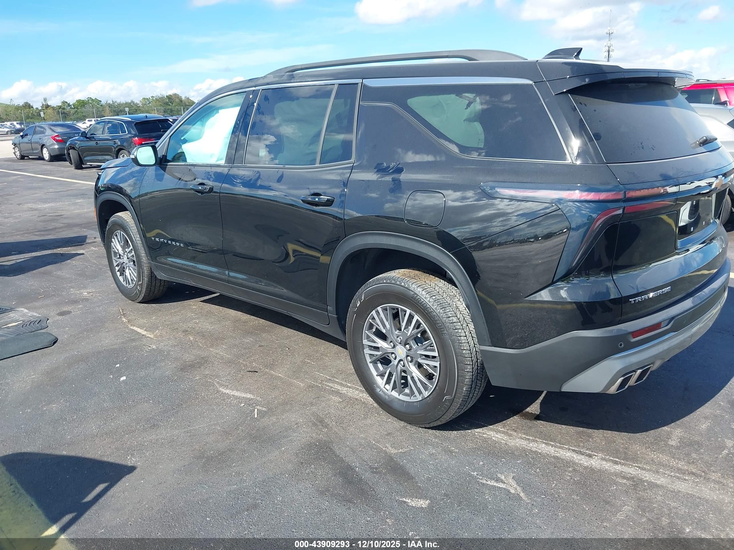 CHEVROLET TRAVERSE image 3
