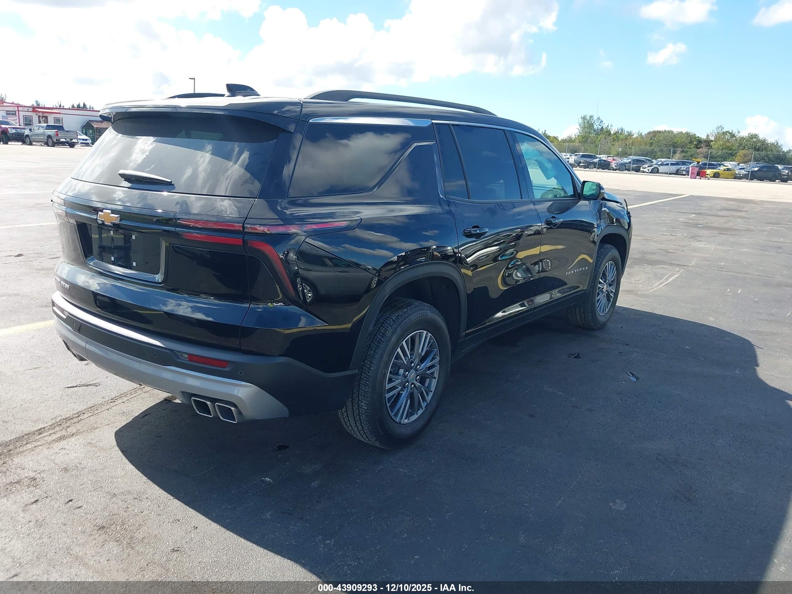 CHEVROLET TRAVERSE image 4