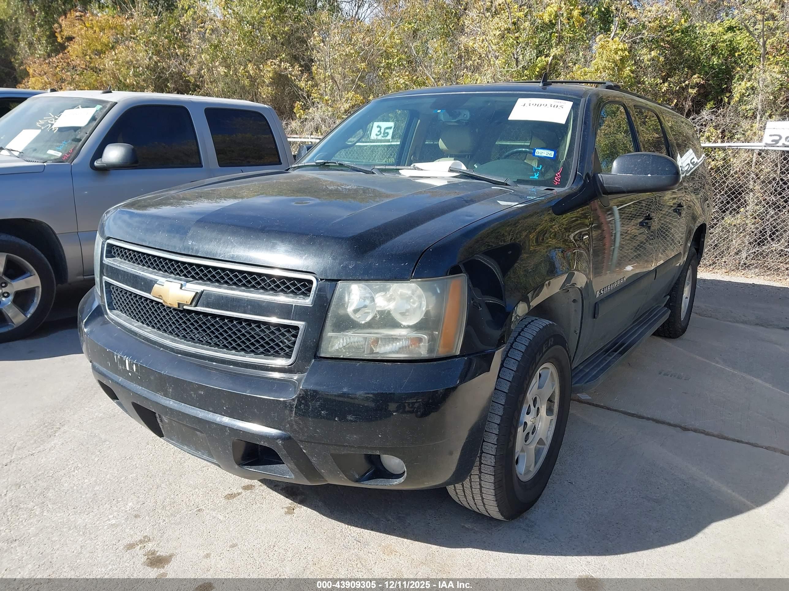 CHEVROLET SUBURBAN image 2