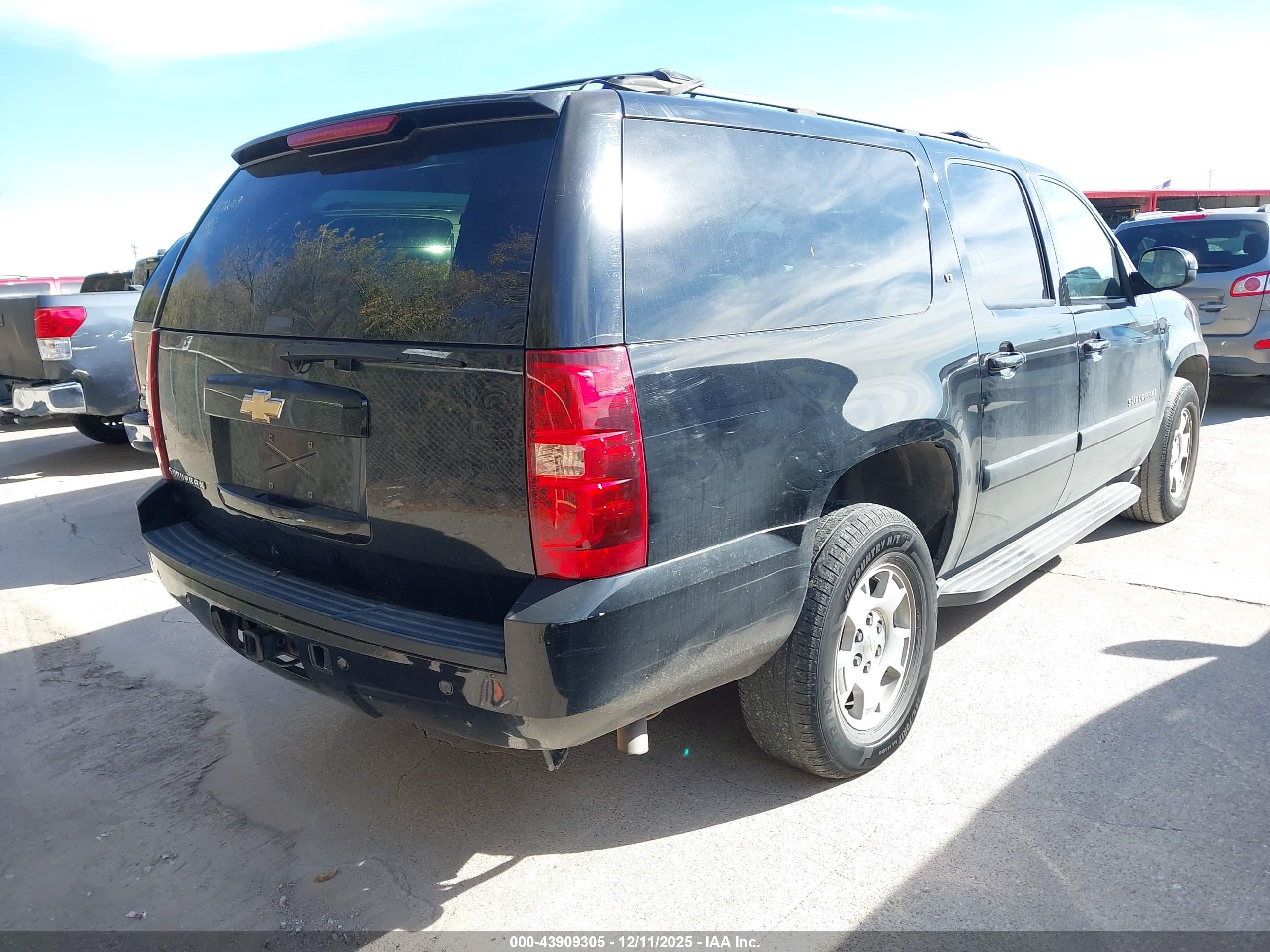 CHEVROLET SUBURBAN image 4