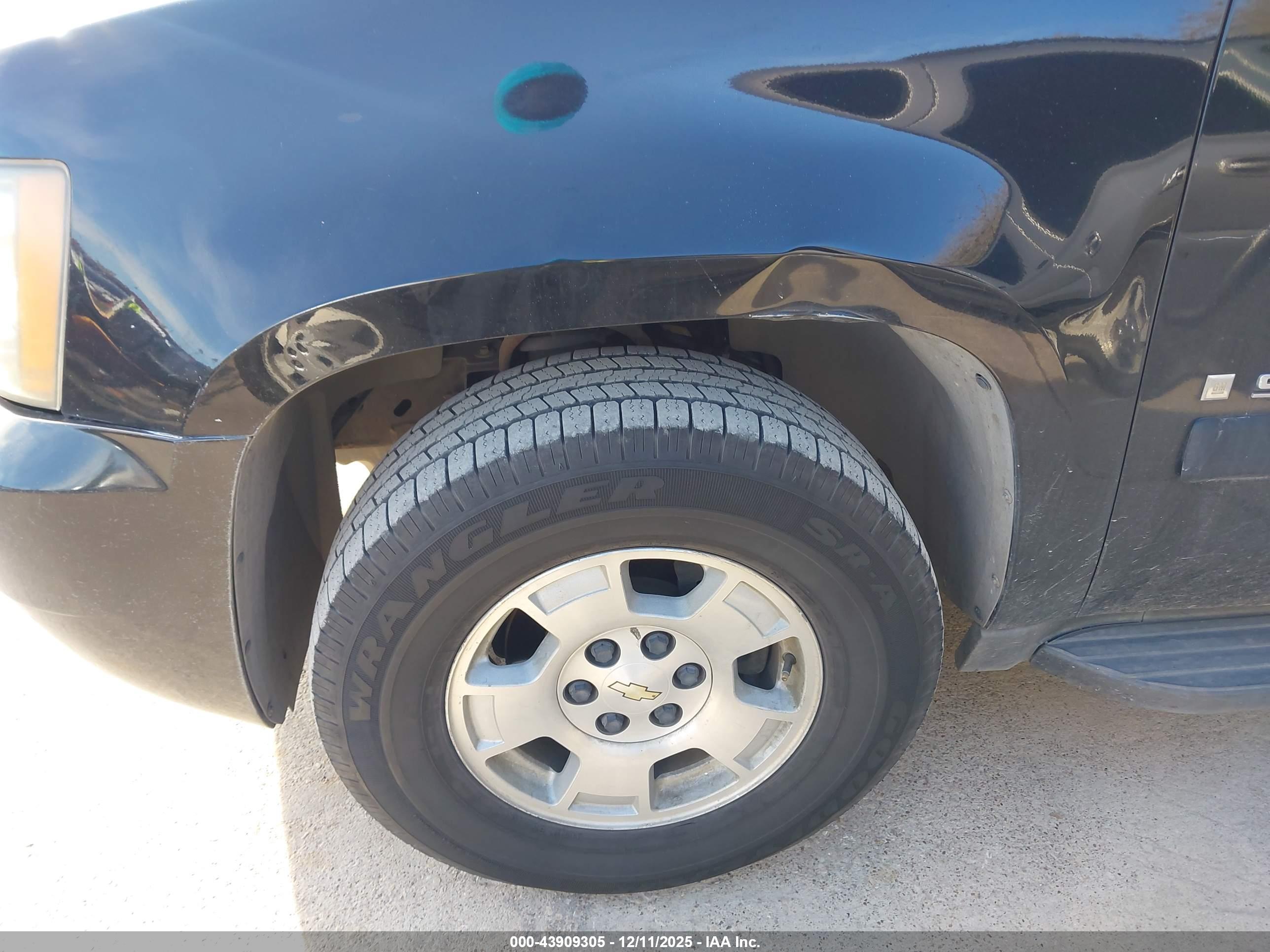 CHEVROLET SUBURBAN image 6