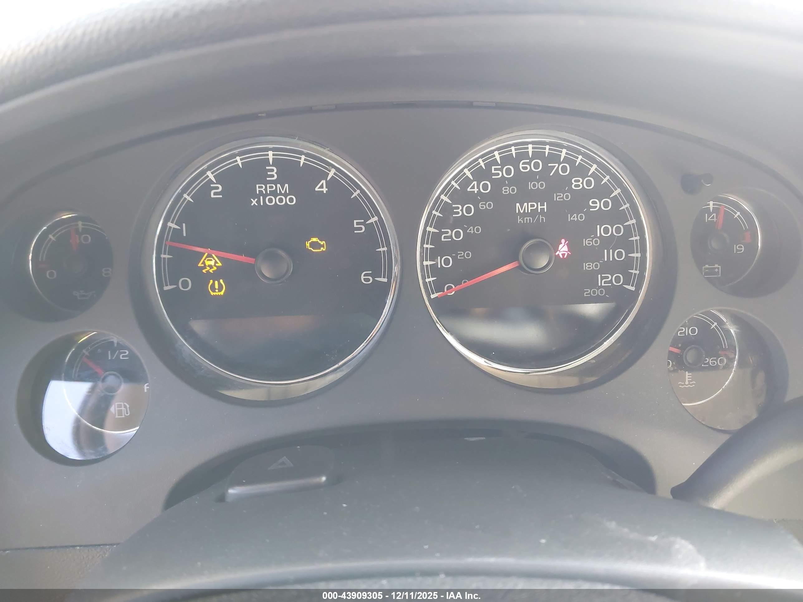 CHEVROLET SUBURBAN image 7