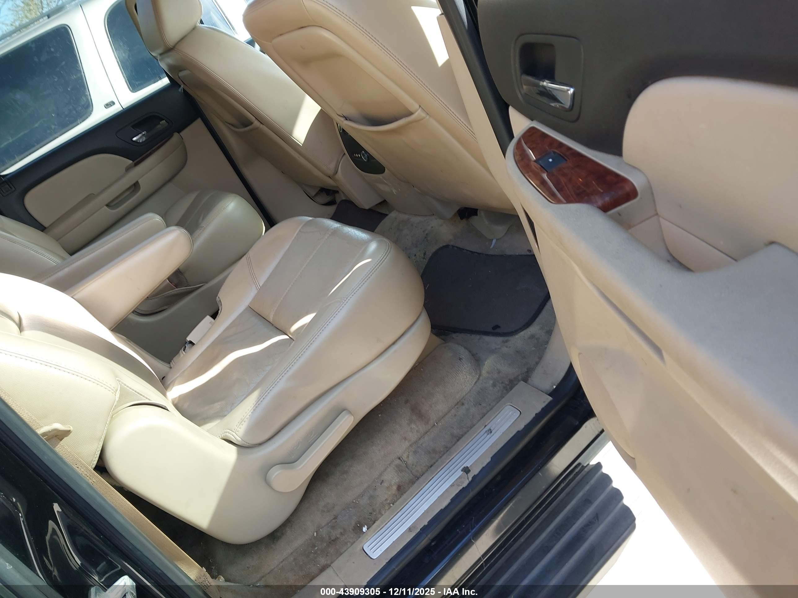 CHEVROLET SUBURBAN image 8