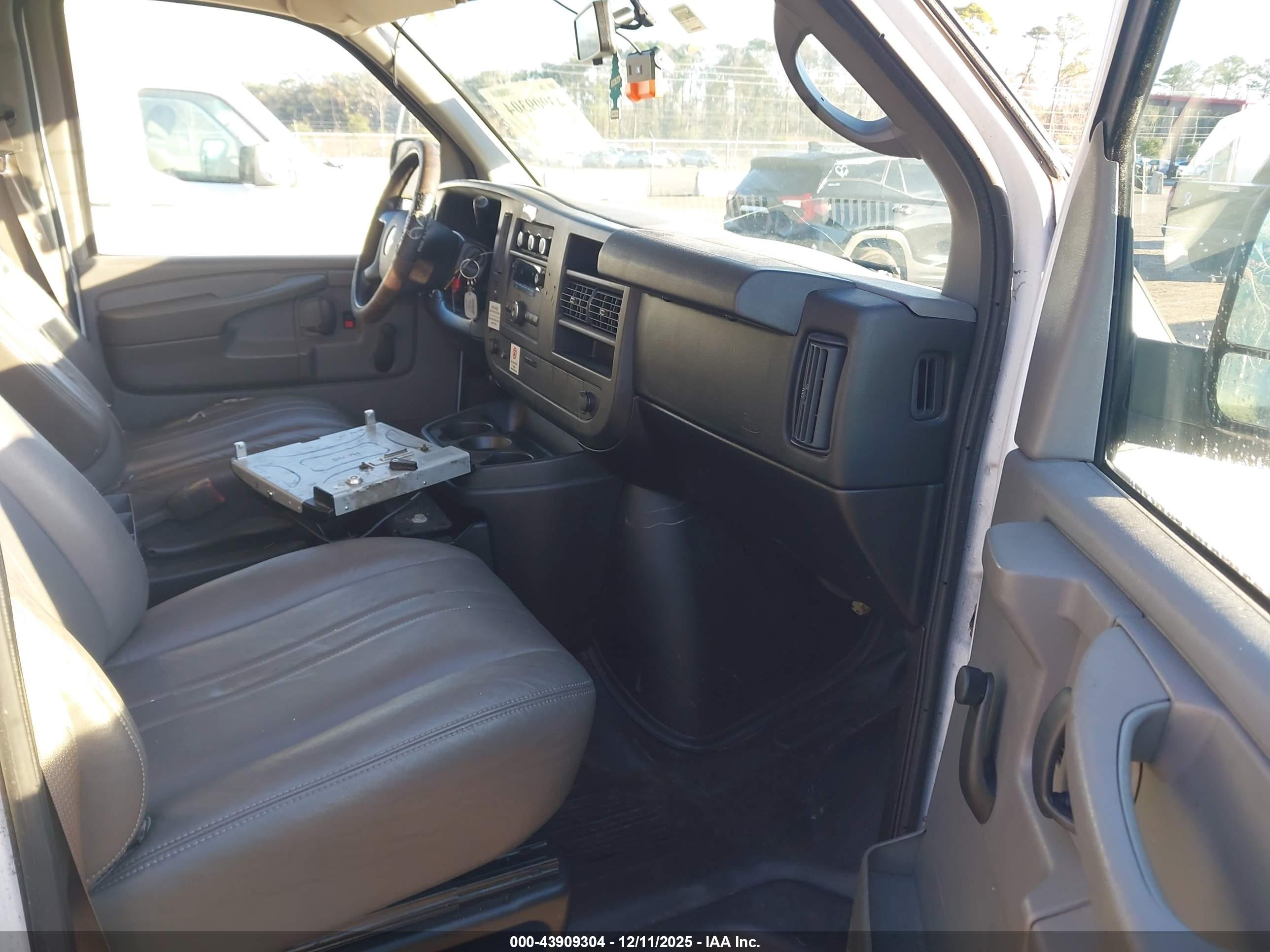 CHEVROLET EXPRESS image 5