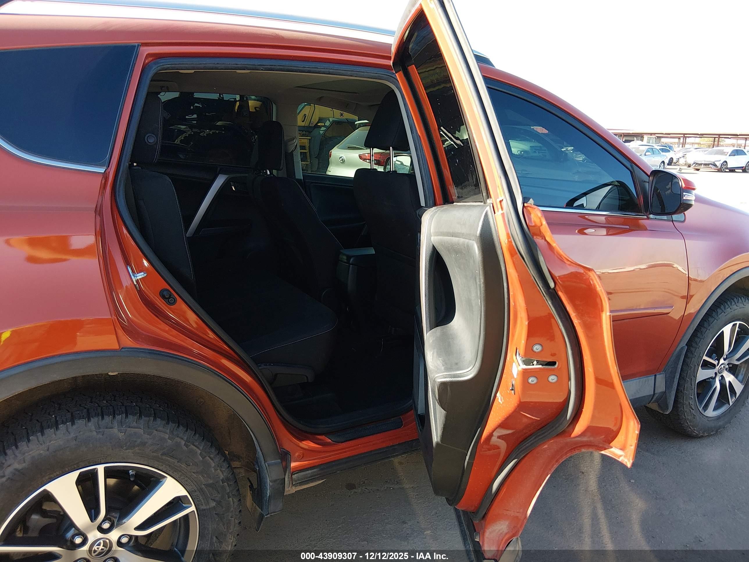 TOYOTA RAV4 image 8