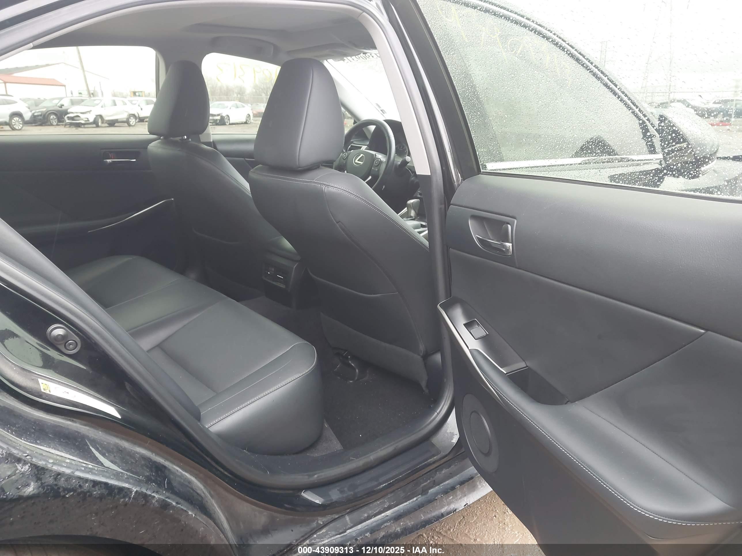 LEXUS IS image 8