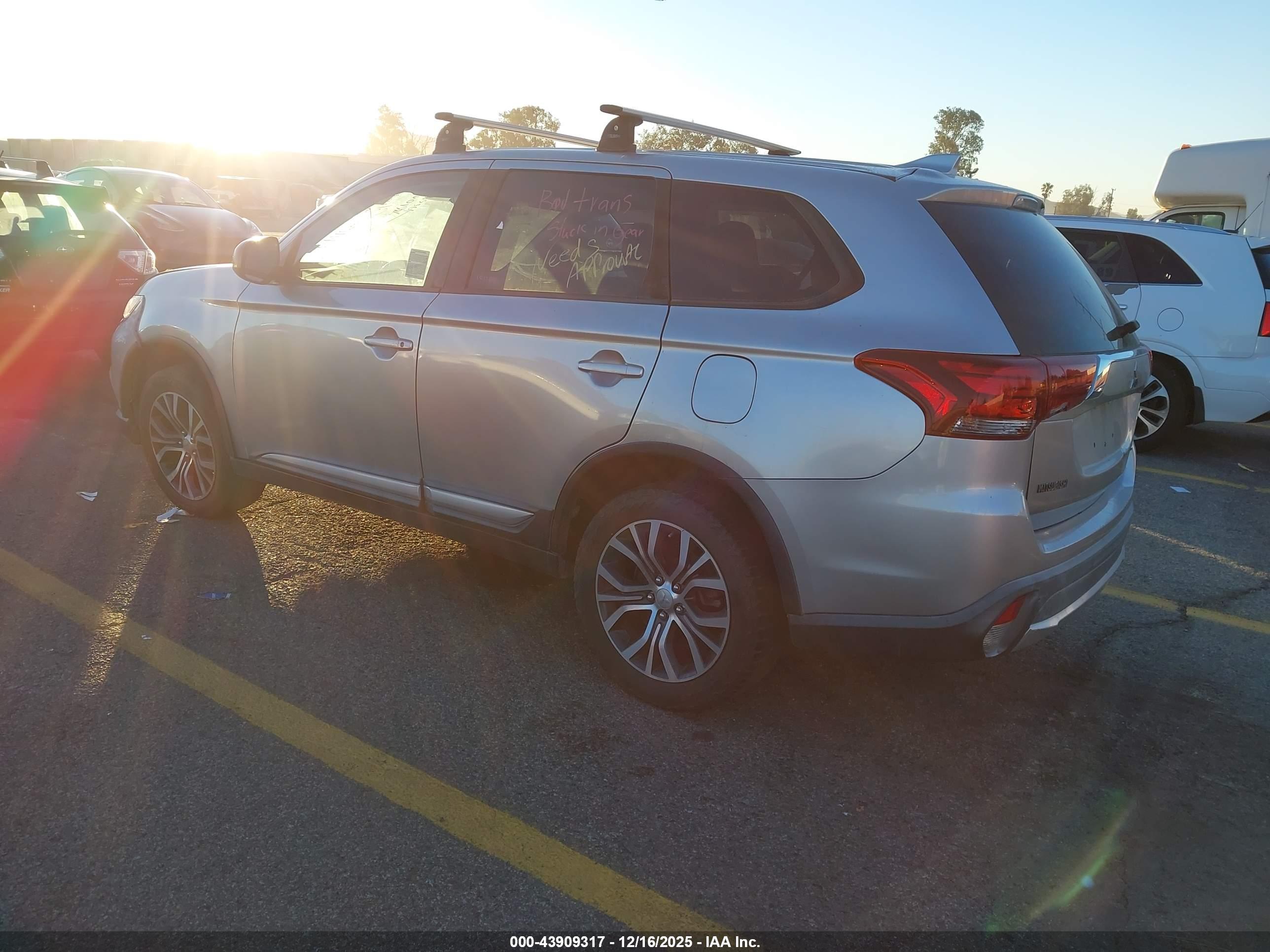MITSUBISHI OUTLANDER image 3