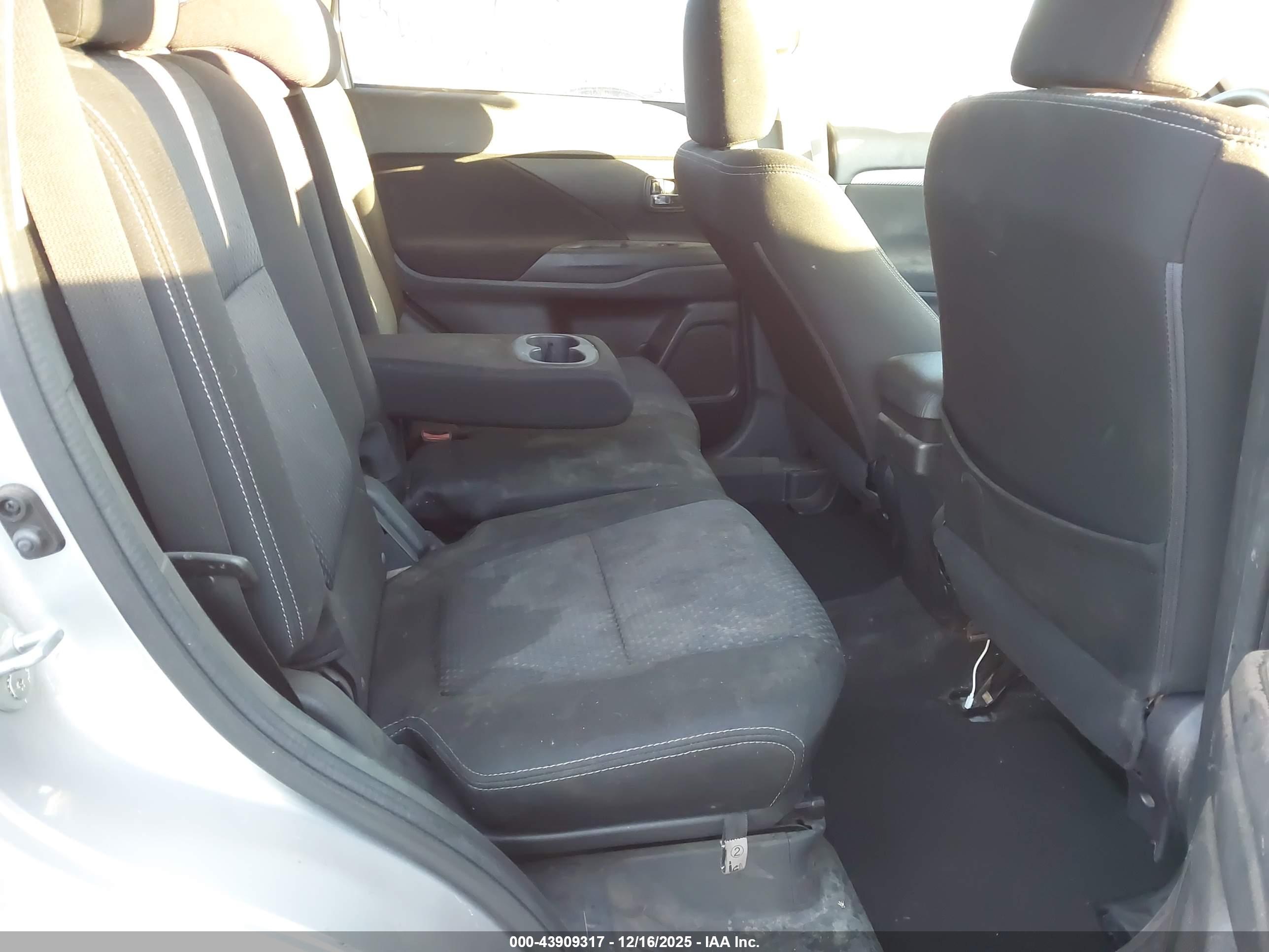 MITSUBISHI OUTLANDER image 8