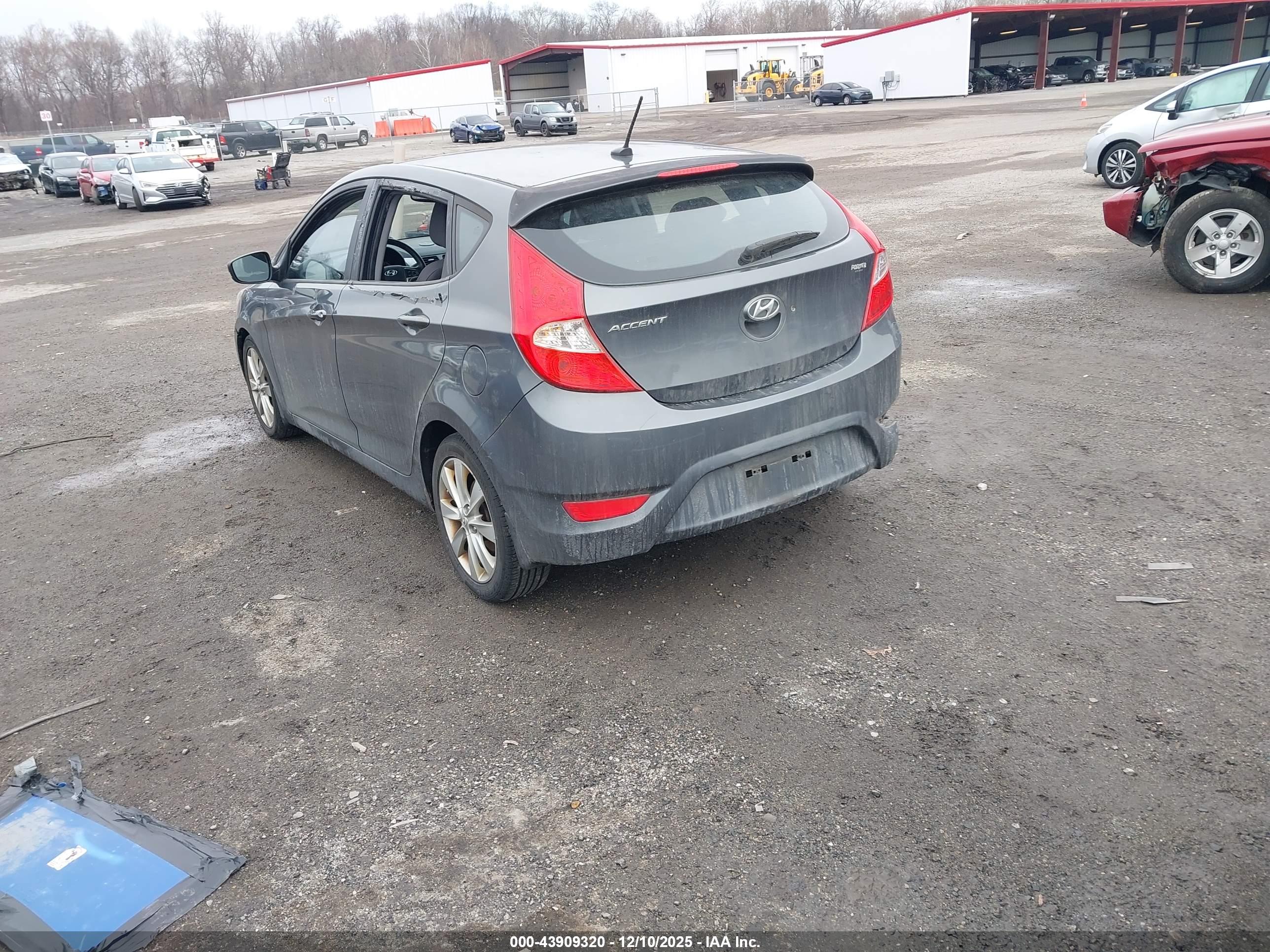 HYUNDAI ACCENT image 3