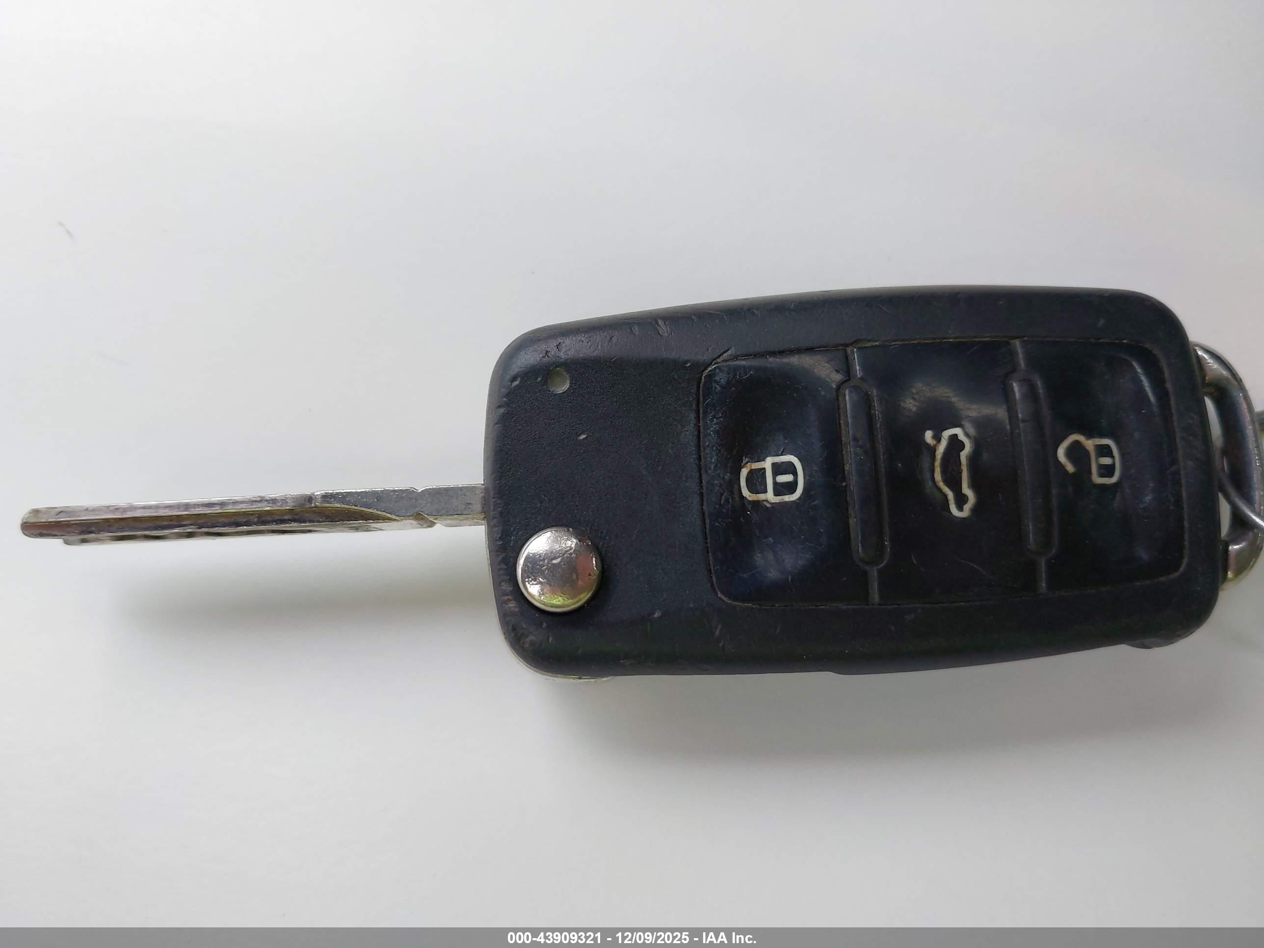 VOLKSWAGEN BEETLE image 11