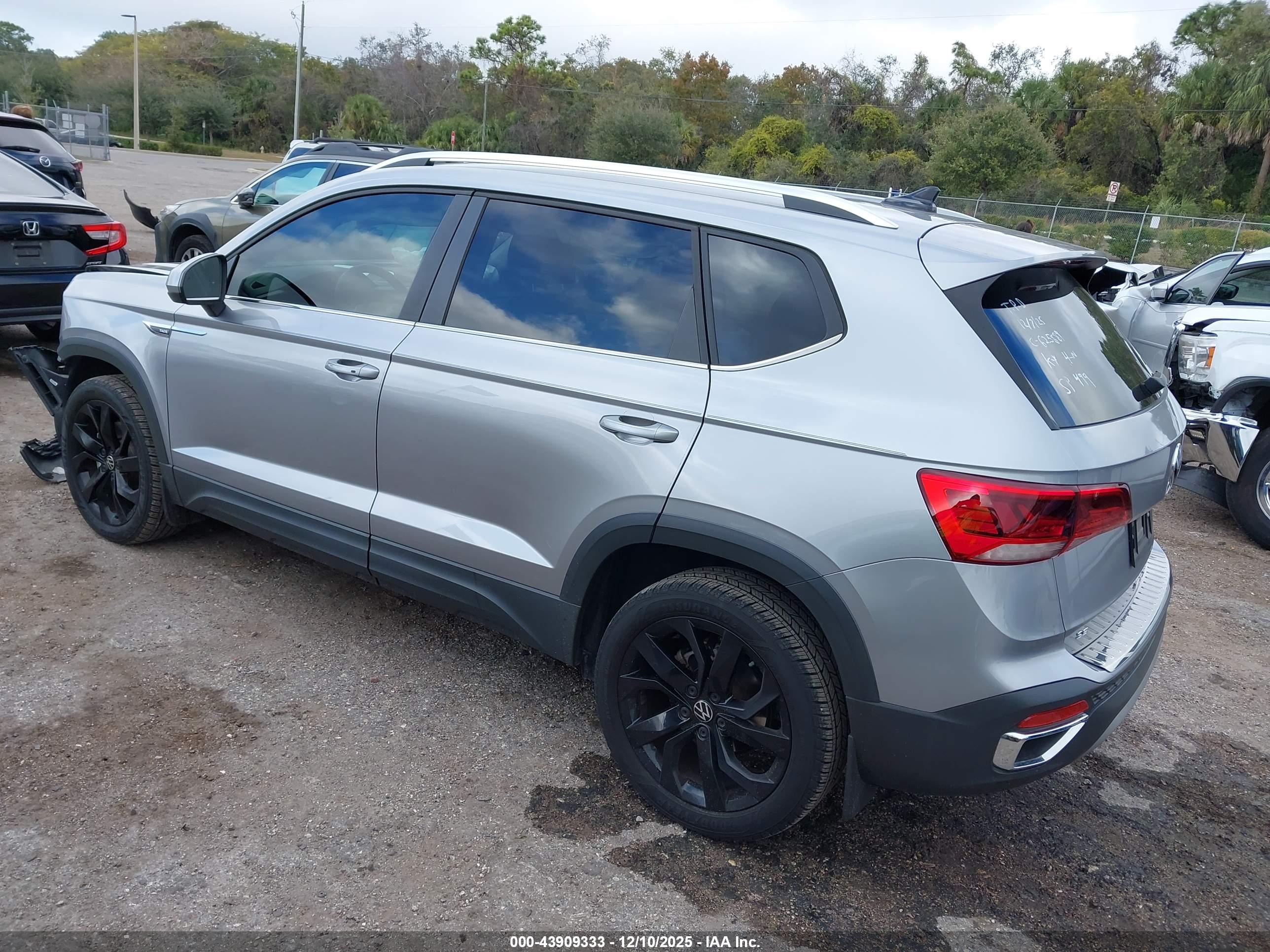 VOLKSWAGEN TAOS image 3