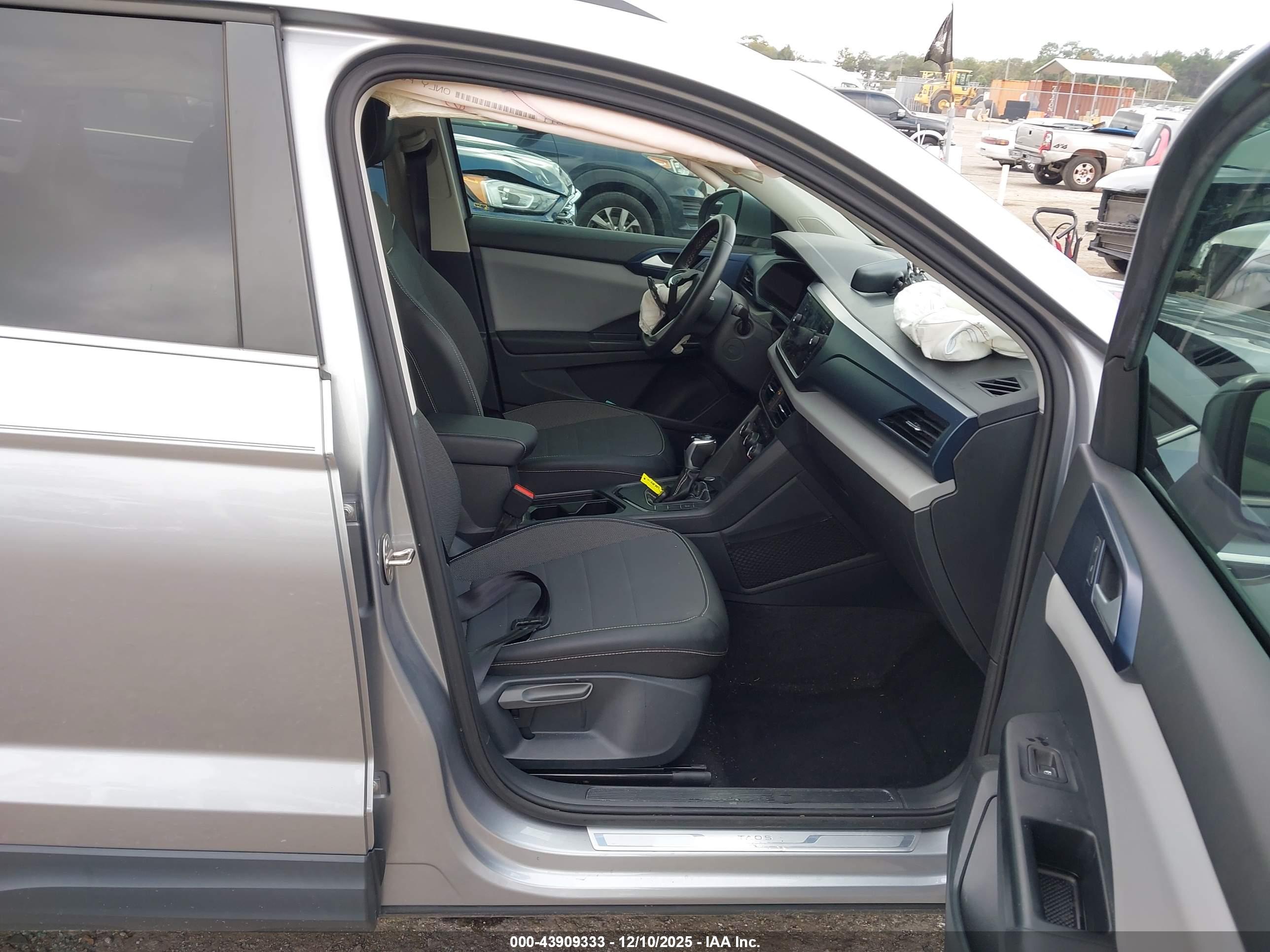 VOLKSWAGEN TAOS image 5