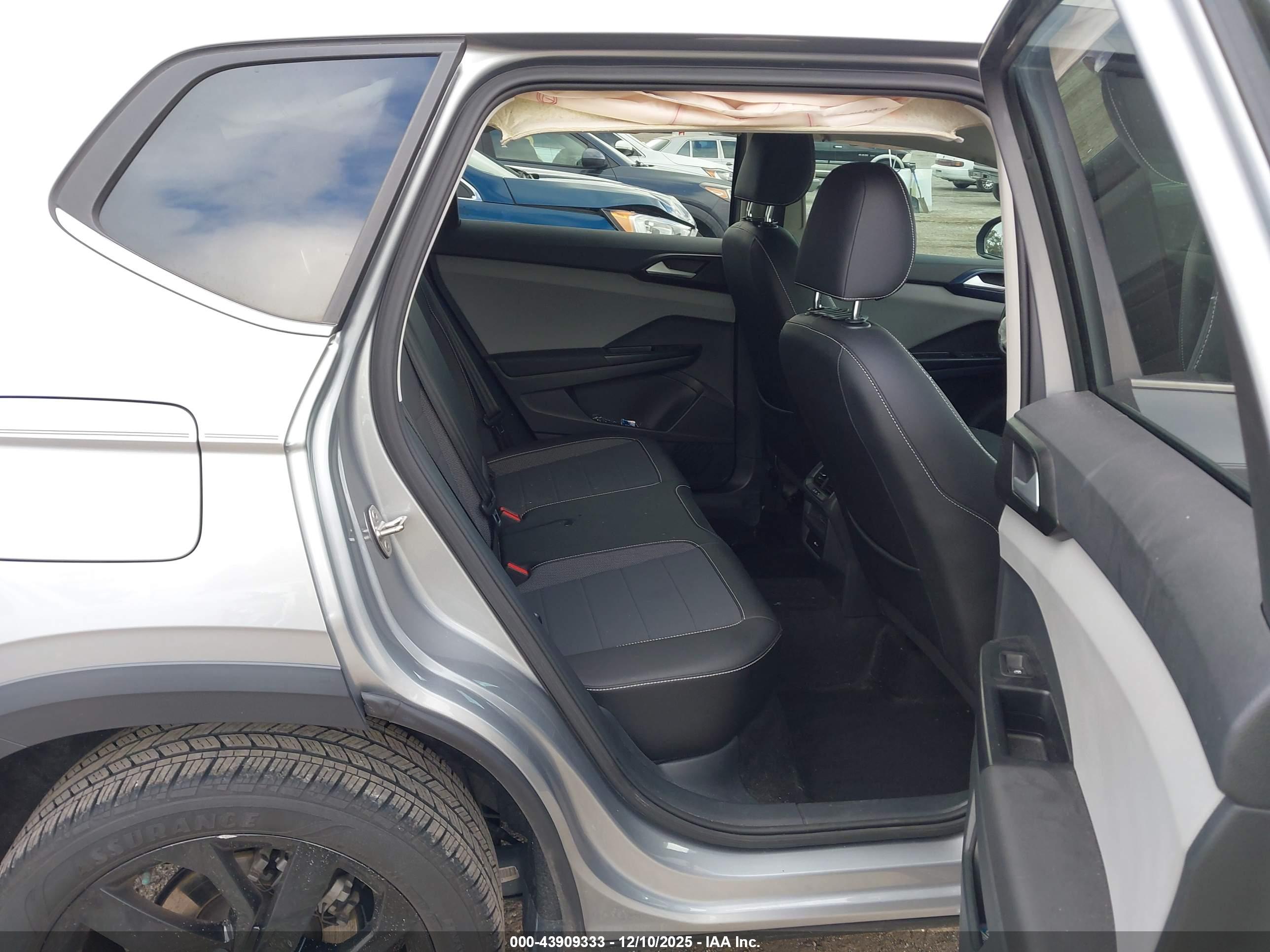 VOLKSWAGEN TAOS image 8
