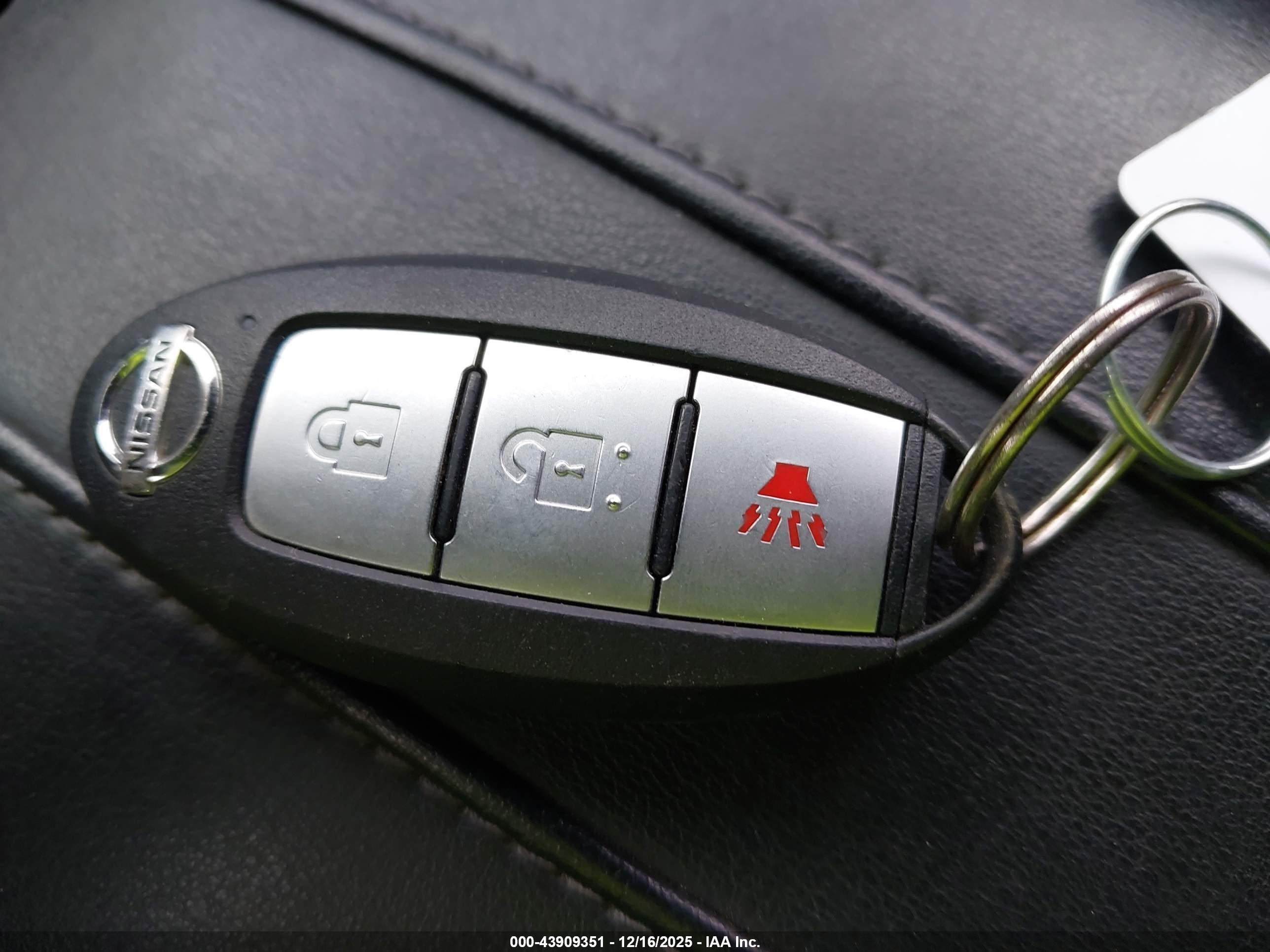 NISSAN ROGUE image 11
