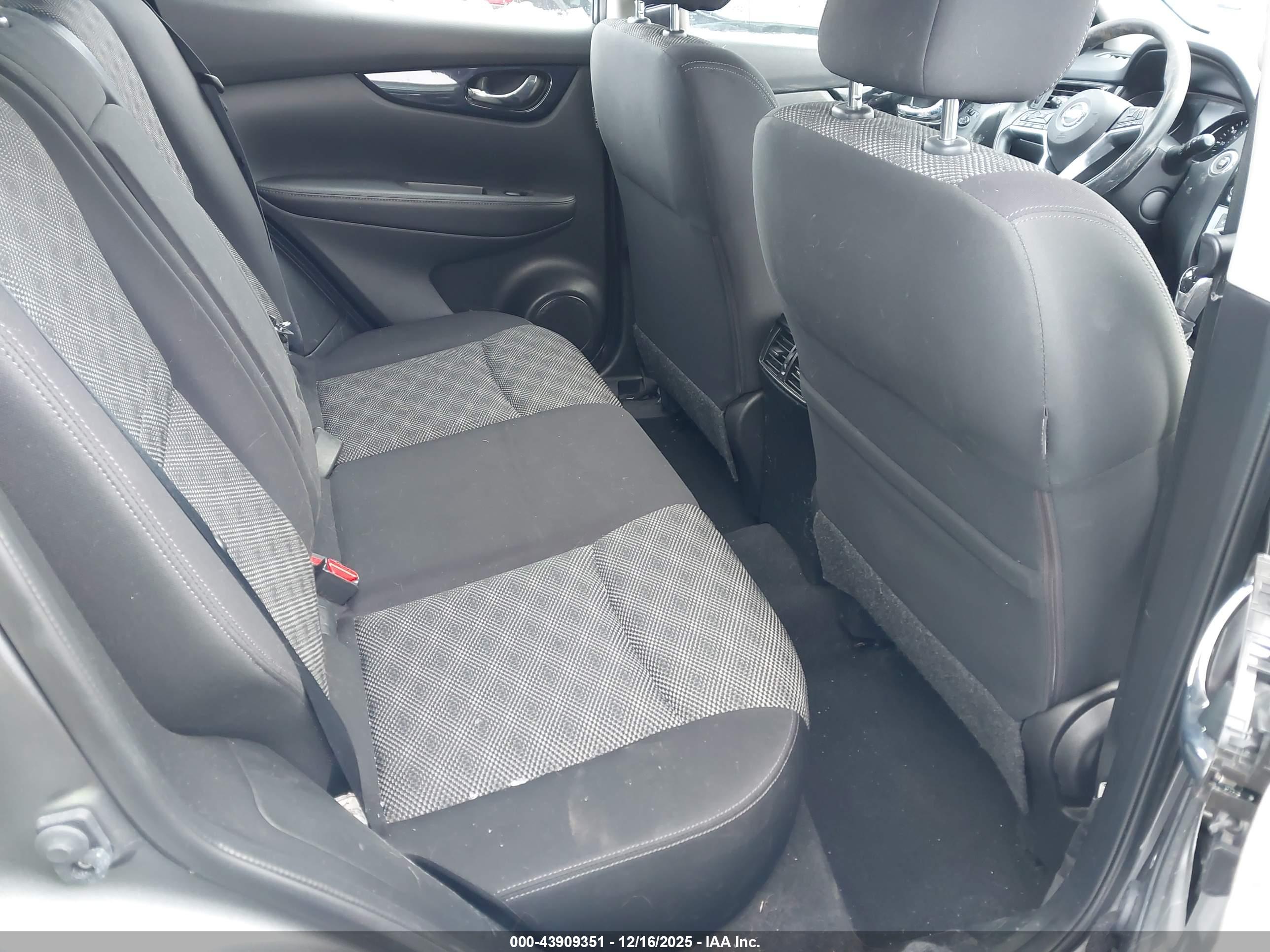 NISSAN ROGUE image 8