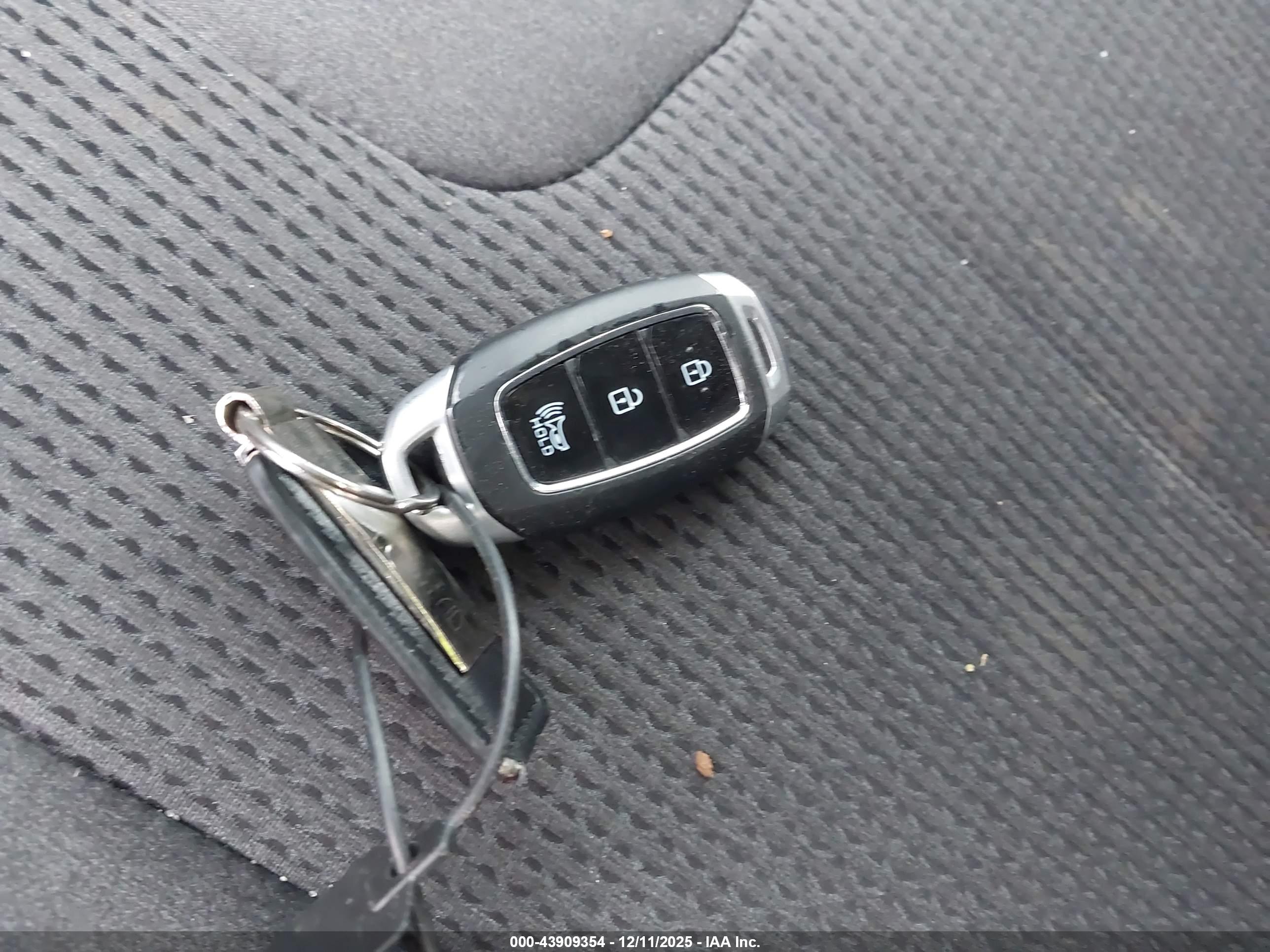 HYUNDAI SANTA image 11