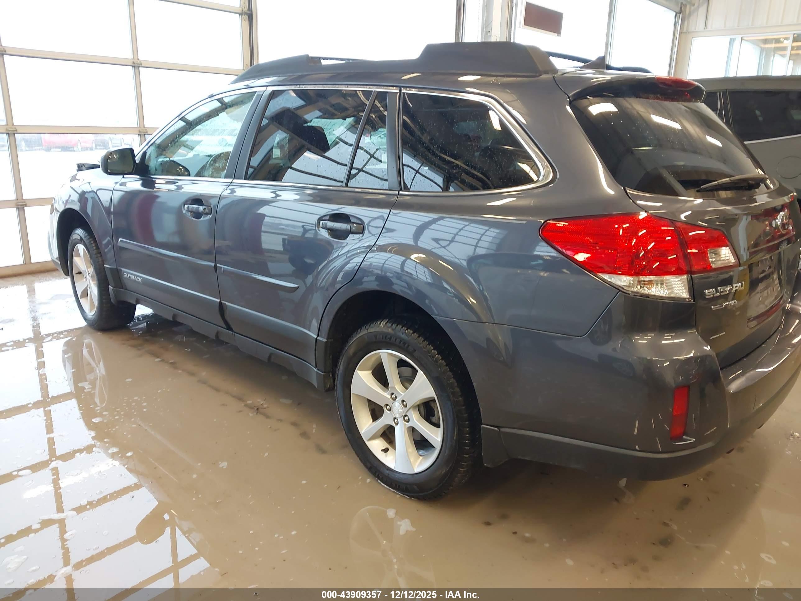 SUBARU OUTBACK image 3