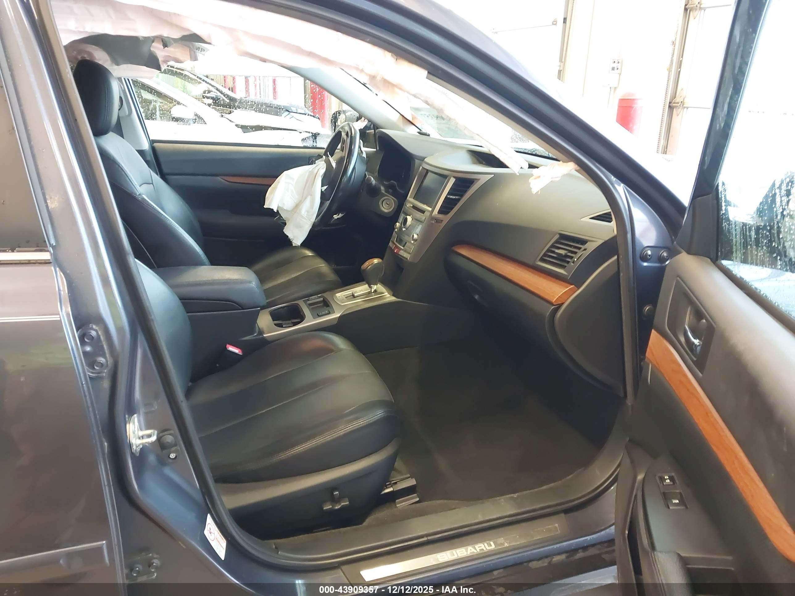 SUBARU OUTBACK image 5