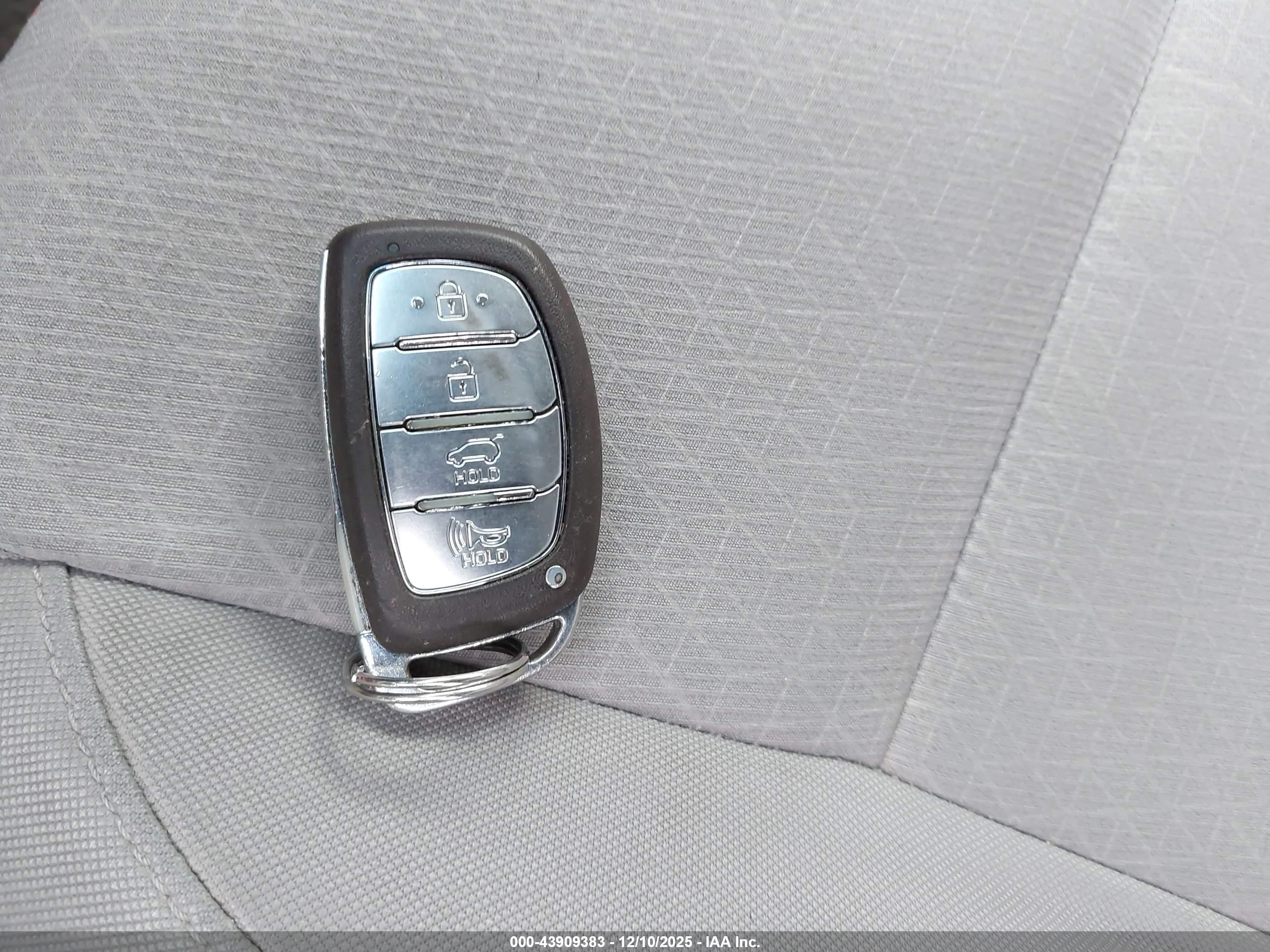 HYUNDAI TUCSON image 11