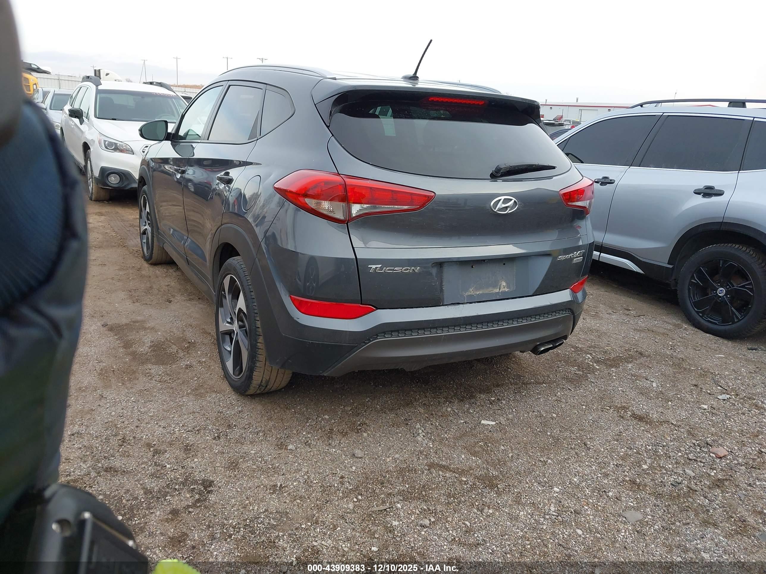HYUNDAI TUCSON image 3