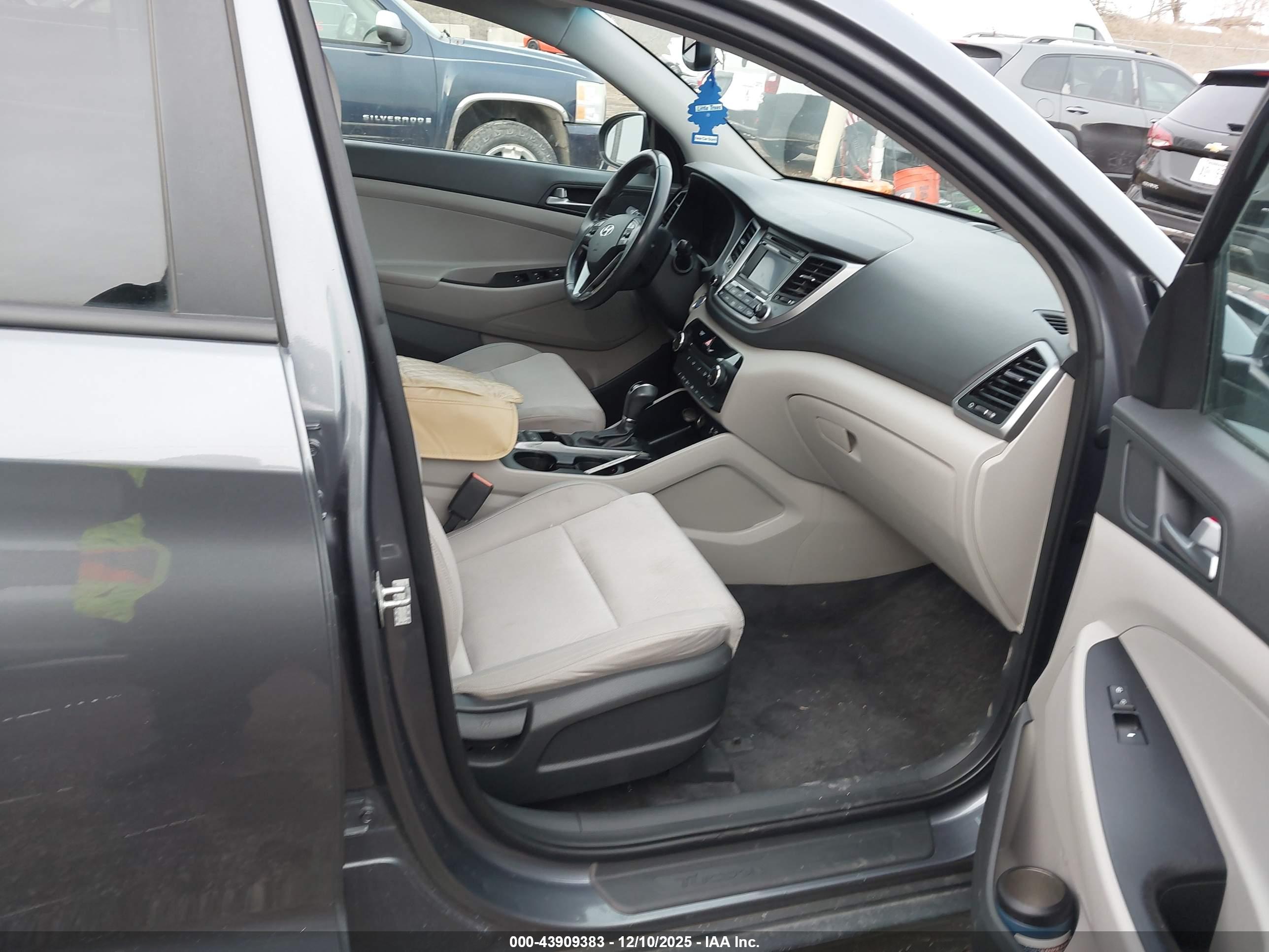 HYUNDAI TUCSON image 5