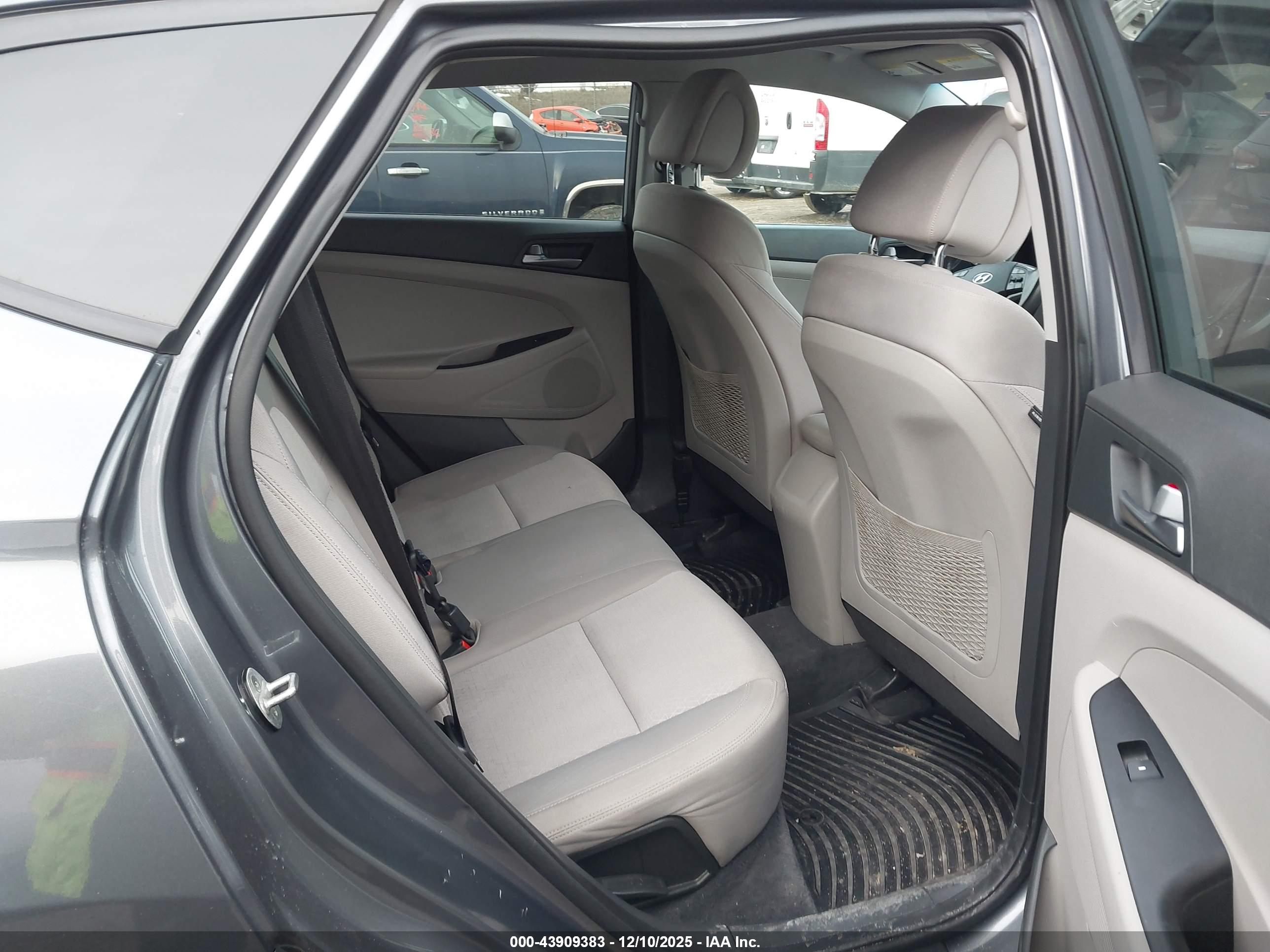 HYUNDAI TUCSON image 8