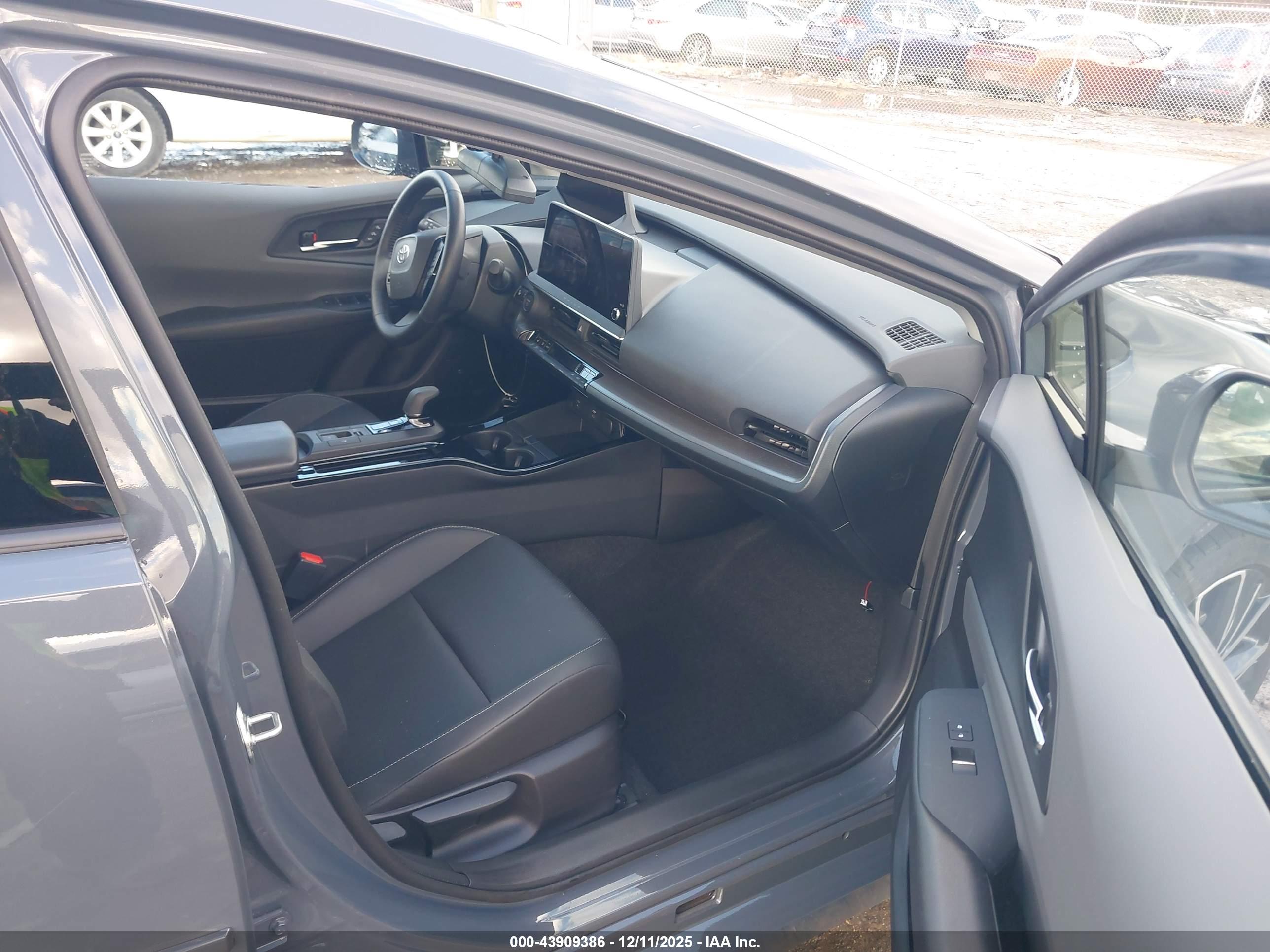 TOYOTA PRIUS image 5