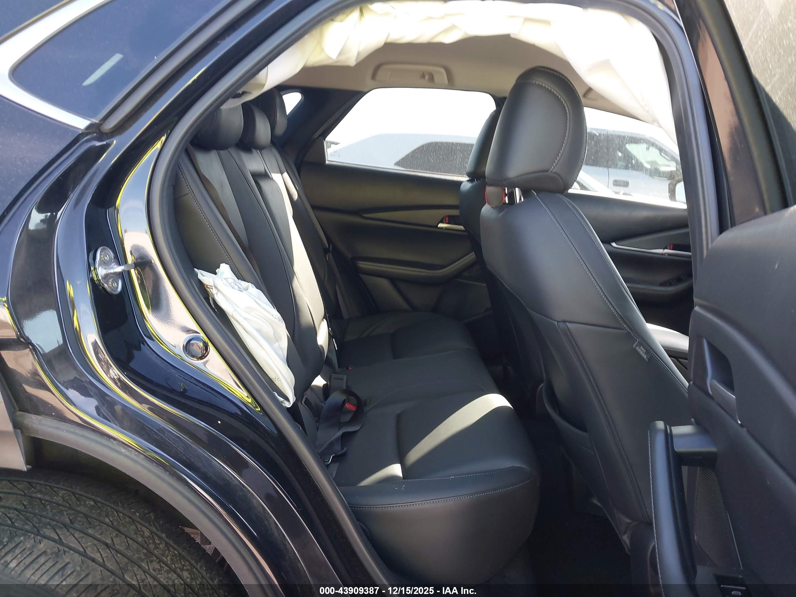 MAZDA CX-30 image 8