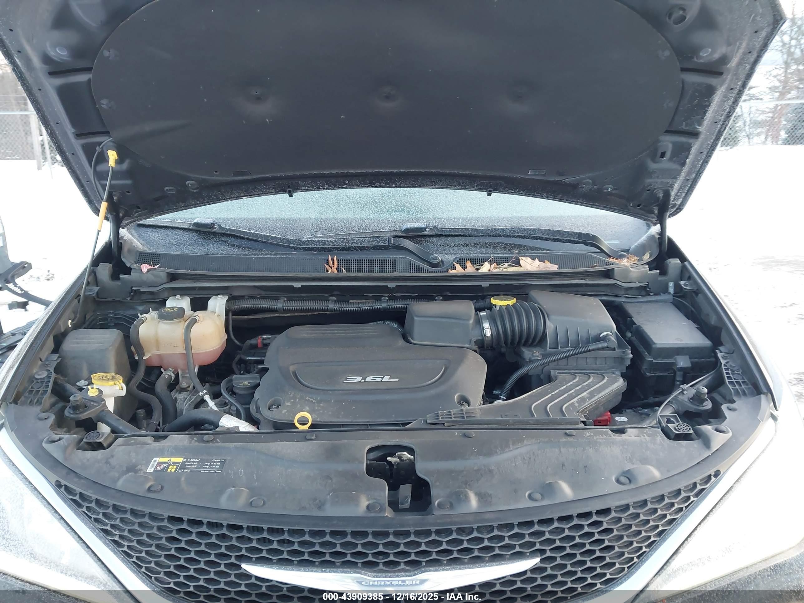 CHRYSLER PACIFICA image 10